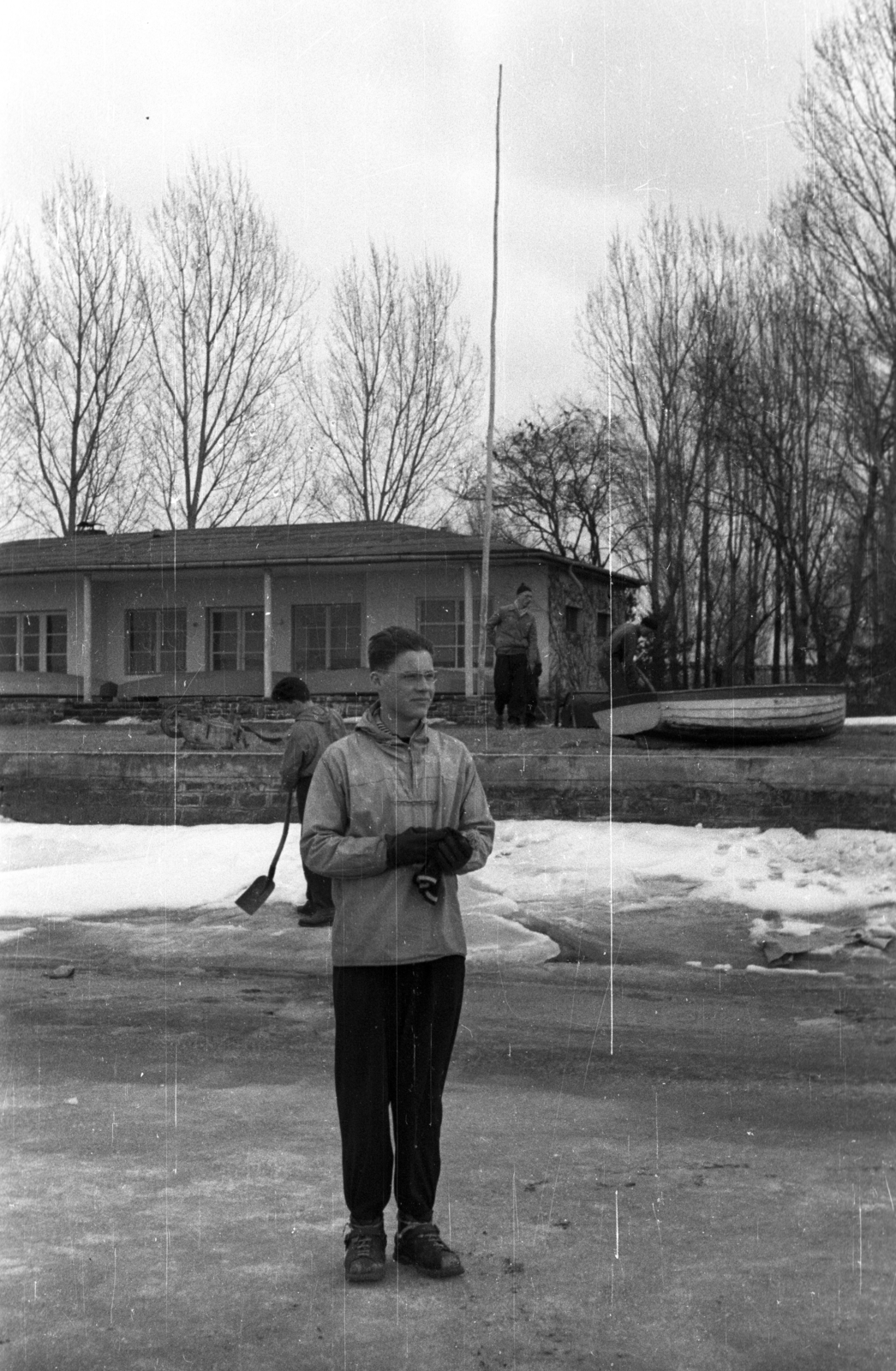 Magyarország, Balatonföldvár, a Spartacus (ekkor Honvéd vagy Művész) vitorlás telepének klubháza a Balaton jegéről nézve., 1957, Ember Károly, jég, Balaton, Fortepan #123973