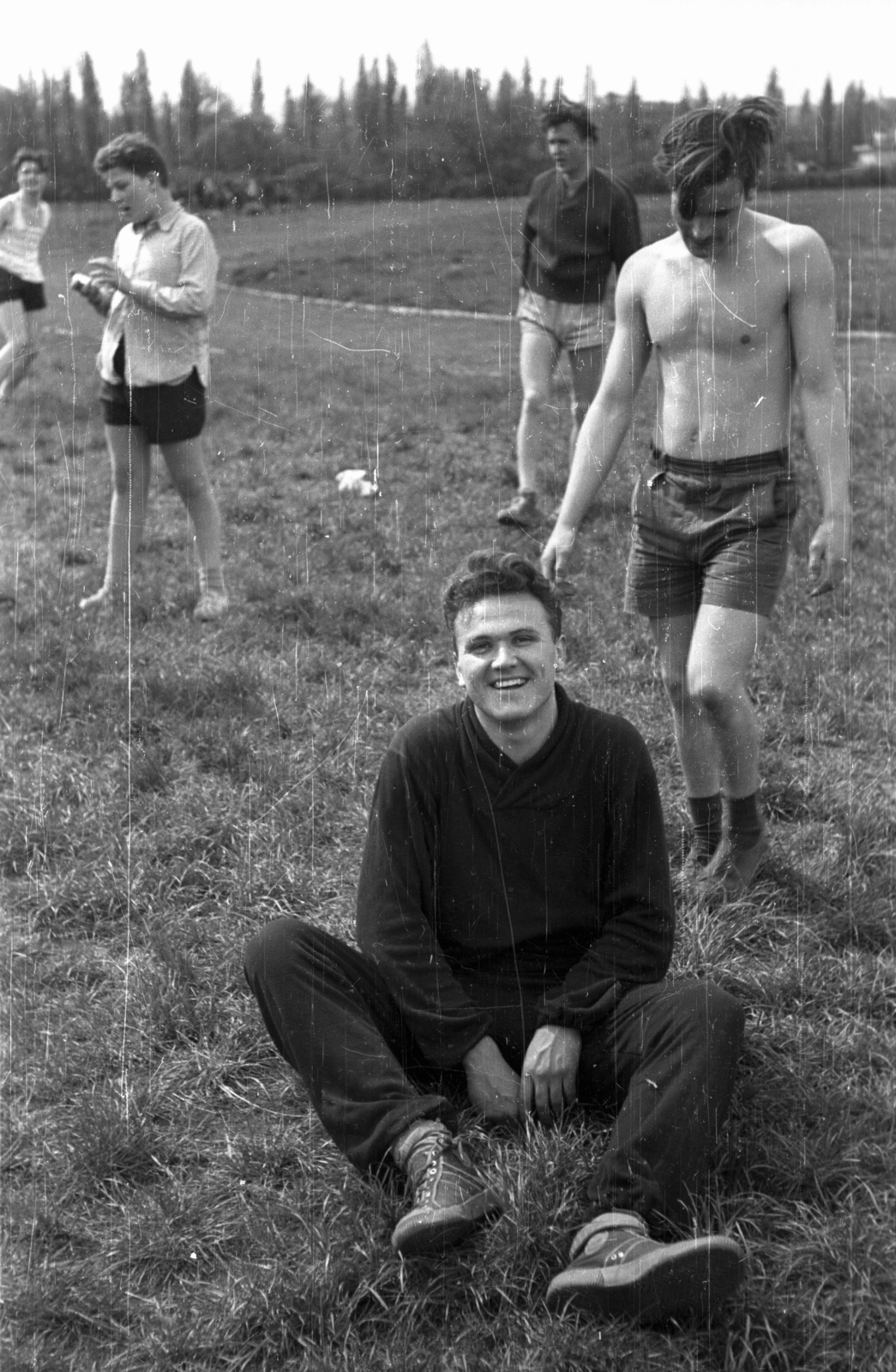 Hungary, Margit Islands, Budapest, Sporttelep (később az ún. évelőkertet alakították ki a helyén)., 1958, Ember Károly, sweater, sitting on the ground, smile, Fortepan #123979