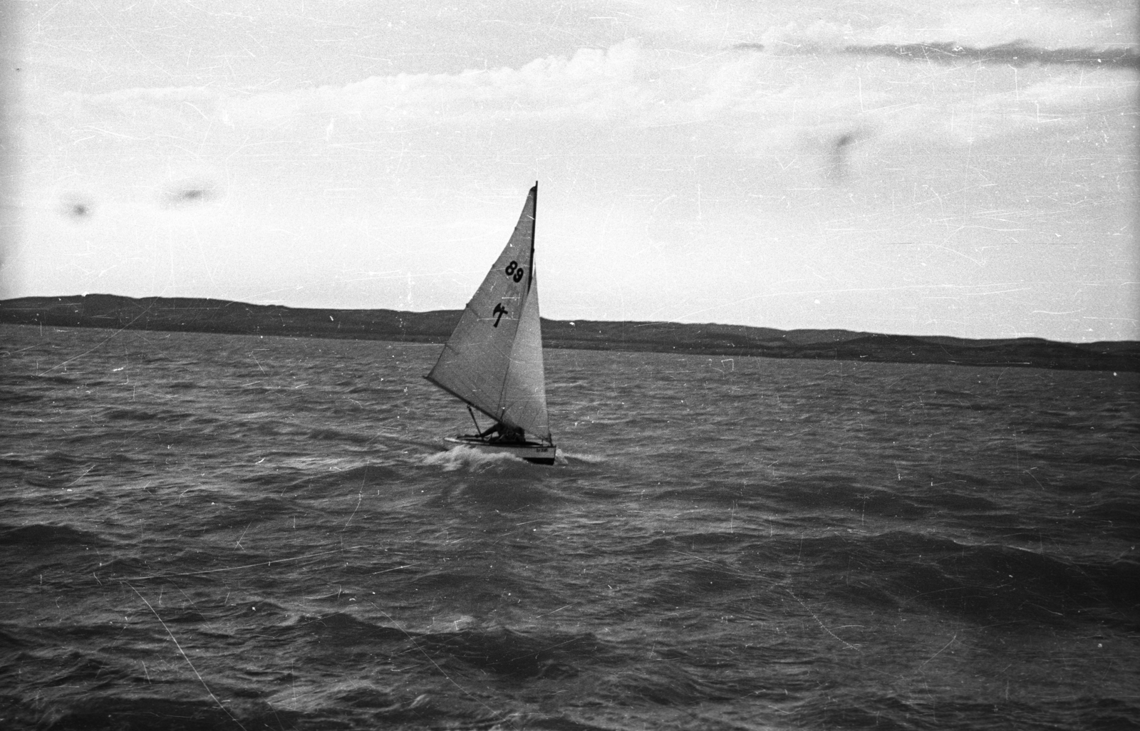 Magyarország,Balaton, egy kalóz vitorlás Balatonföldvár térségében., 1958, Ember Károly, vitorláshajó, Fortepan #123985