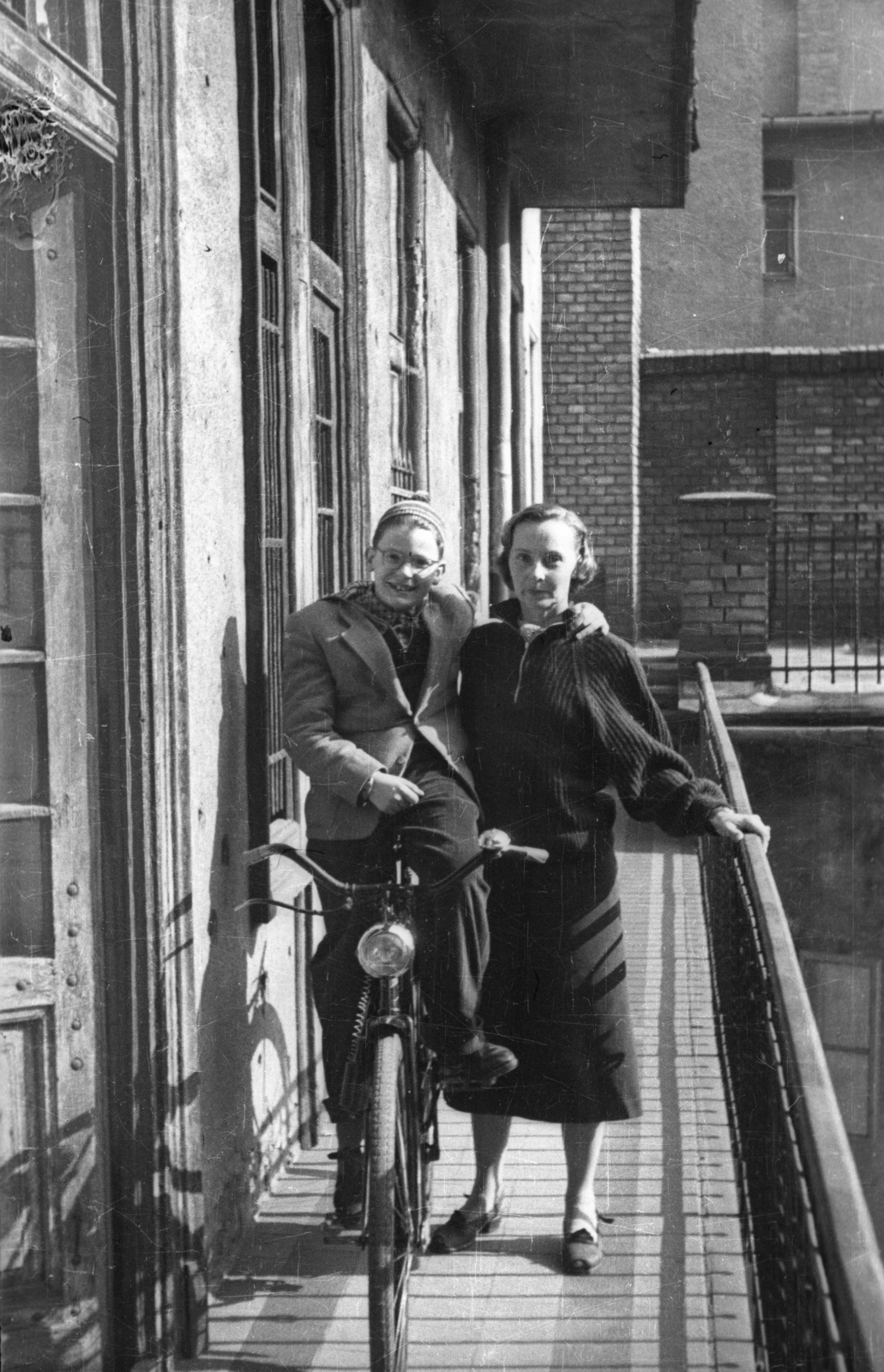 1955, Ember Károly, bicycle, courtyard balcony, Fortepan #123999