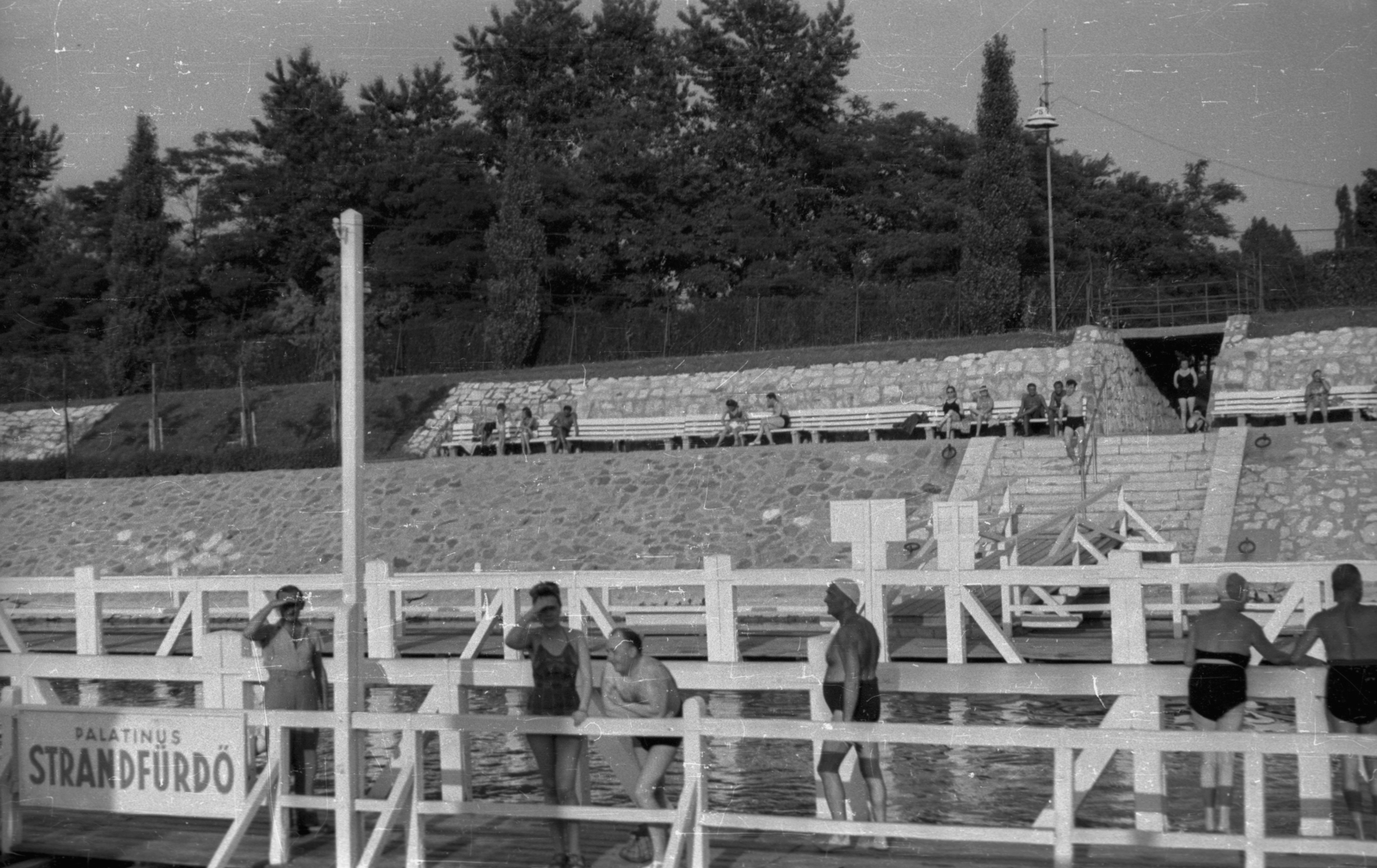 Hungary, Budapest, a Palatinus strandfürdő dunai uszodája a Margit-sziget mellett., 1949, Ember Károly, railing, bench, megaphone, Fortepan #124009