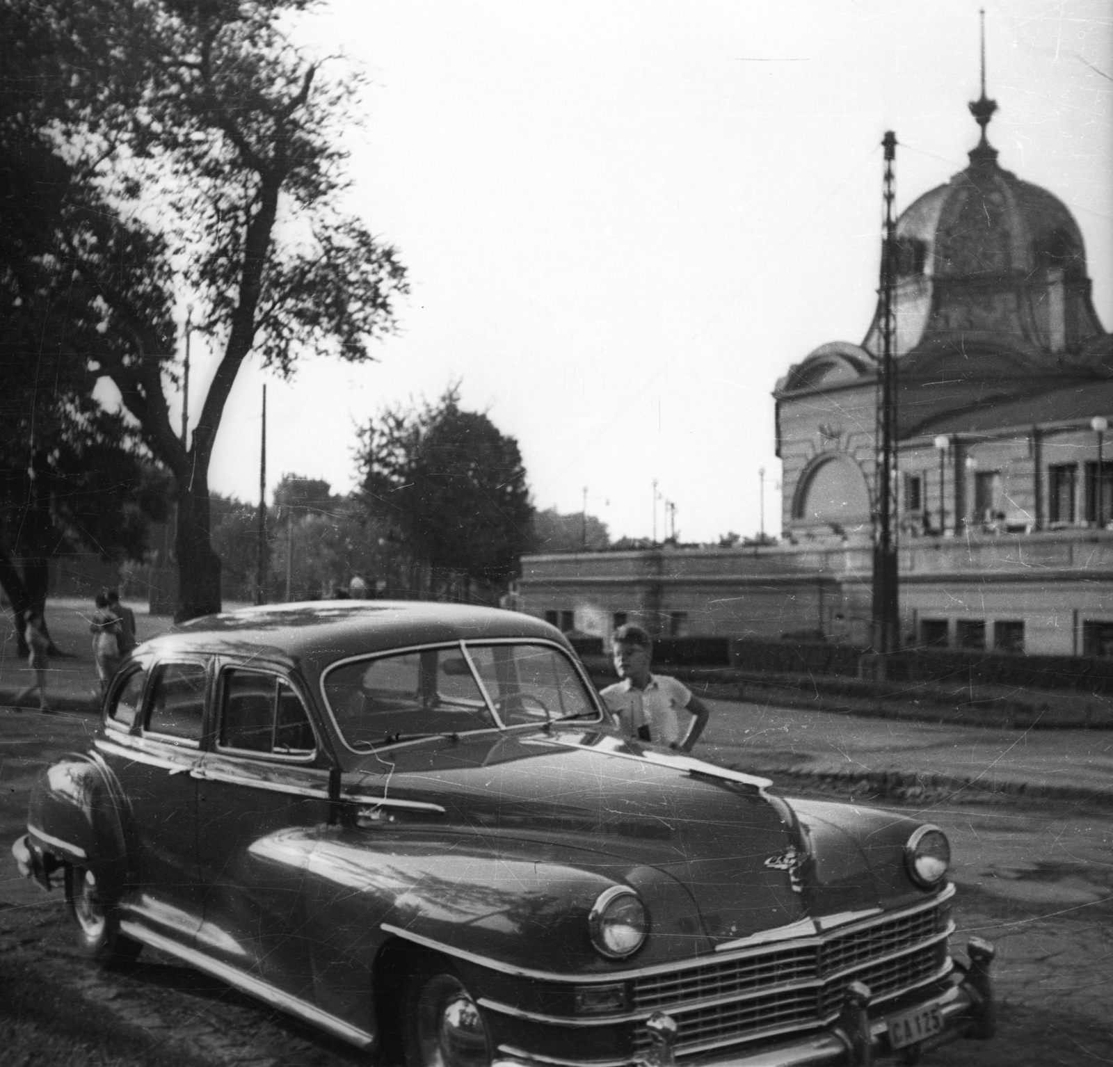 Hungary, Budapest XIV., Olof Palme sétány (Vorosilov út), a Műjégpálya épülete., 1948, Ember Károly, automobile, Chrysler-brand, number plate, Budapest, Fortepan #124017