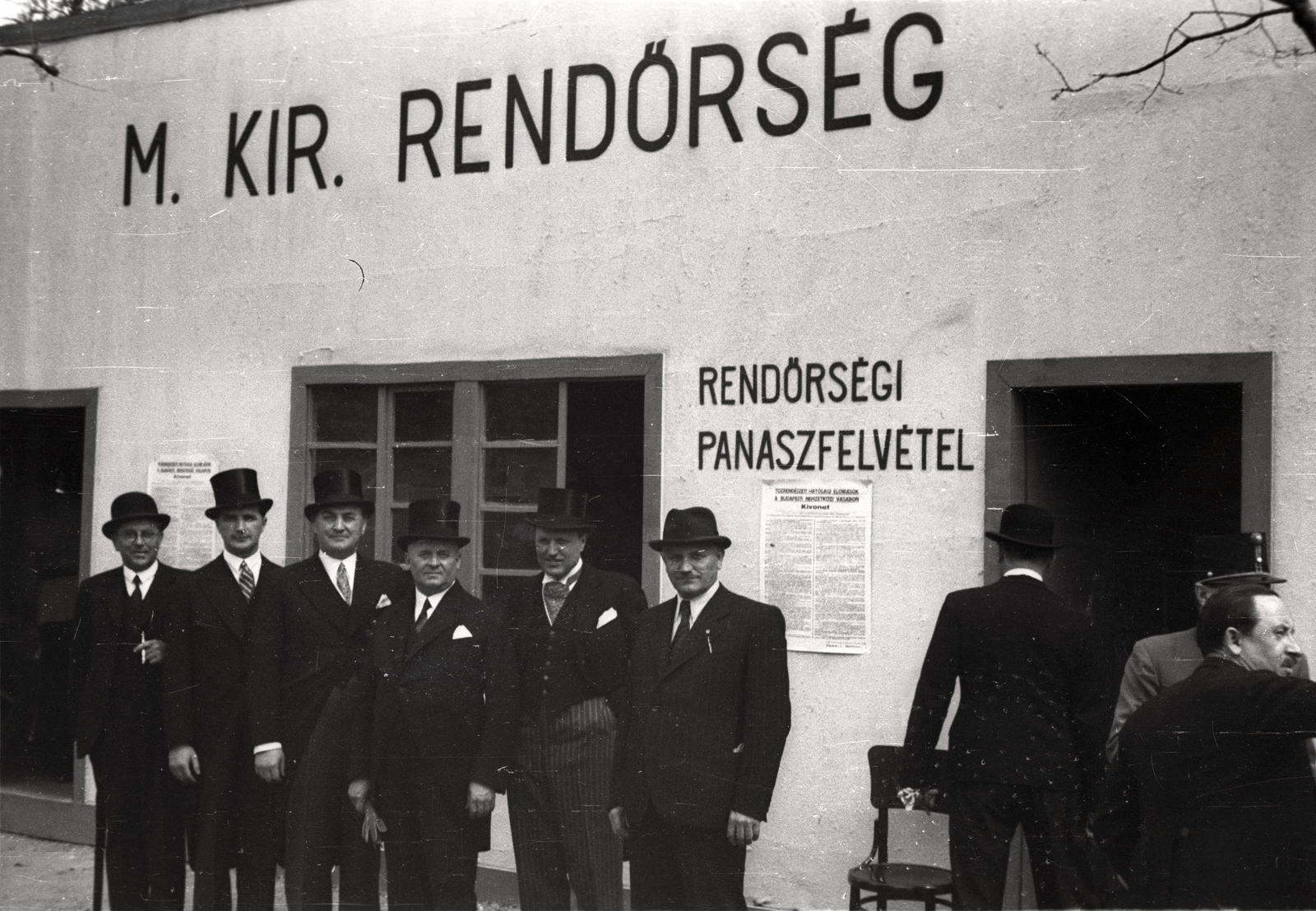 Hungary, Budapest XIV., detektívek a Magyar Királyi Rendőrség kihelyezett irodája előtt., 1940, Lenkey Márton, tableau, top hat, bowler hat, Budapest, Fortepan #124037