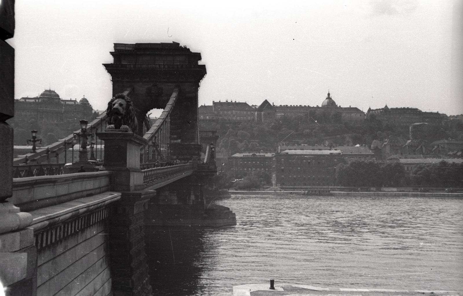 Hungary, Budapest V.,Budapest I., Széchenyi Lánchíd a pesti hídfőtől a budai Vár felé nézve., 1939, Lenkey Márton, Budapest, Duna-bridge, William Tierney Clark-design, Fortepan #124038