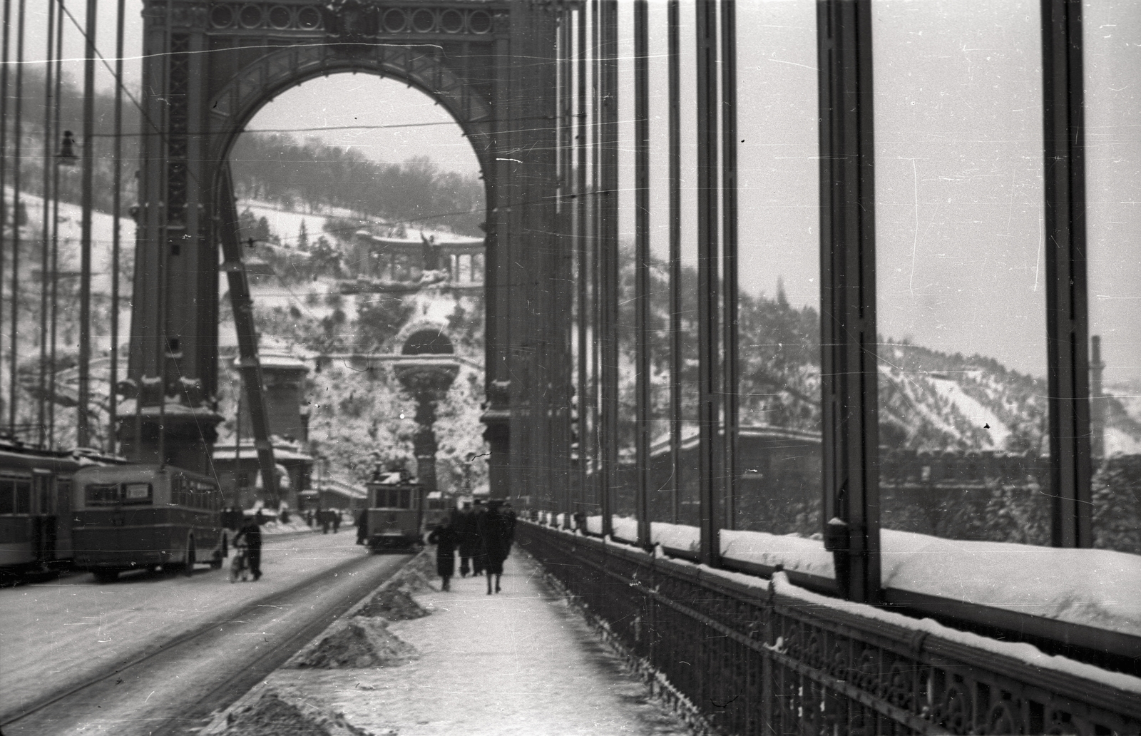 Hungary, Budapest I., Erzsébet híd a Szent Gellért szobor felé nézve., 1940, Lenkey Márton, bicycle, winter, snow, bus, pedestrian, street view, genre painting, tram, Budapest, Saint Gerard-portrayal, Fortepan #124052