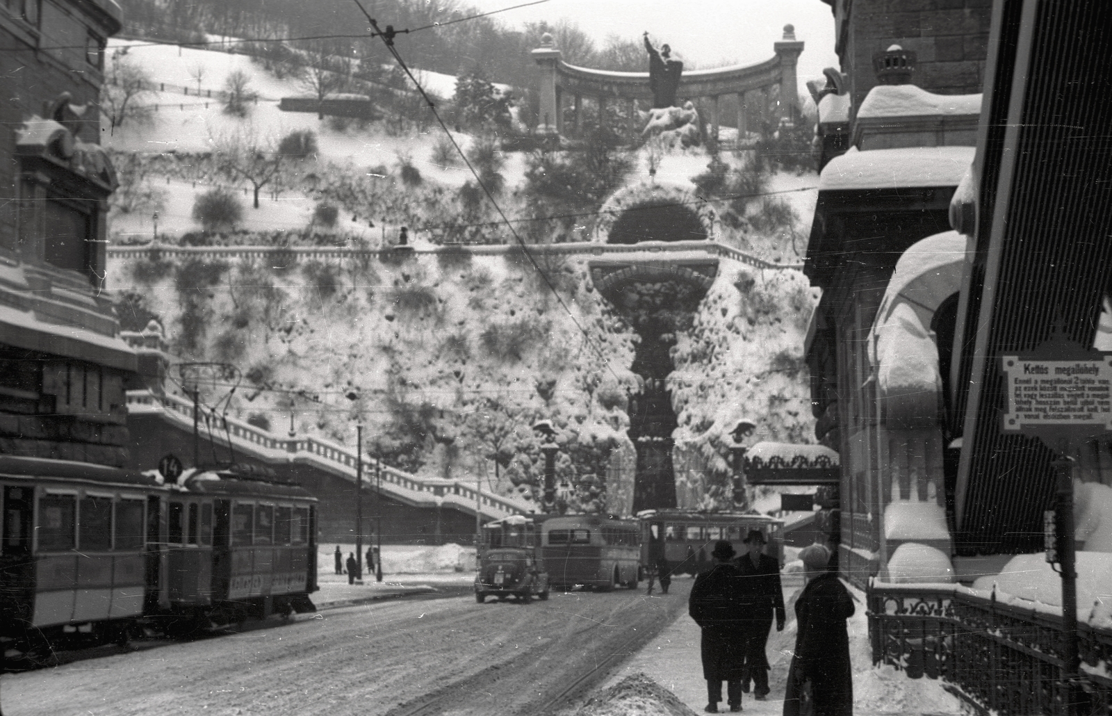 Hungary, Budapest I., Erzsébet híd a Szent Gellért szobor felé nézve., 1940, Lenkey Márton, winter, snow, traffic, bus, pedestrian, street view, genre painting, tram, tram stop, automobile, Budapest, Saint Gerard-portrayal, public transport line number, Fortepan #124053