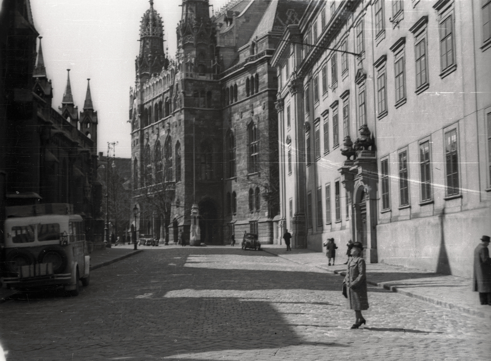 Hungary, Budapest I., Szentháromság tér a Halászbástyáról nézve, balra a Mátyás-templom, jobbra a Pénzügyminisztérium két épülete (a jobbszélső az egykori jezsuita kollégium, ma a Hilton szálló van a helyén)., 1941, Lenkey Márton, Budapest, Fortepan #124055