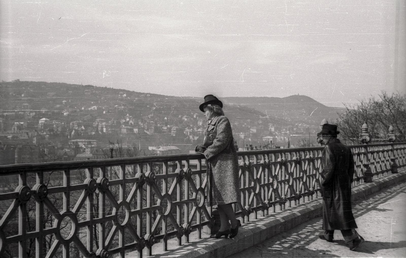 Hungary, Budapest I., Tóth Árpád sétány (Gróf Bethlen István bástyasétány) a Fedett lépcső és a Savanyúleves rondella között. Kilátás a budai hegyekre, szemben a Kis-Sváb-hegy, jobbra hátrább a János-hegy és az Erzsébet kilátó látszik., 1941, Lenkey Márton, Budapest, Fortepan #124056