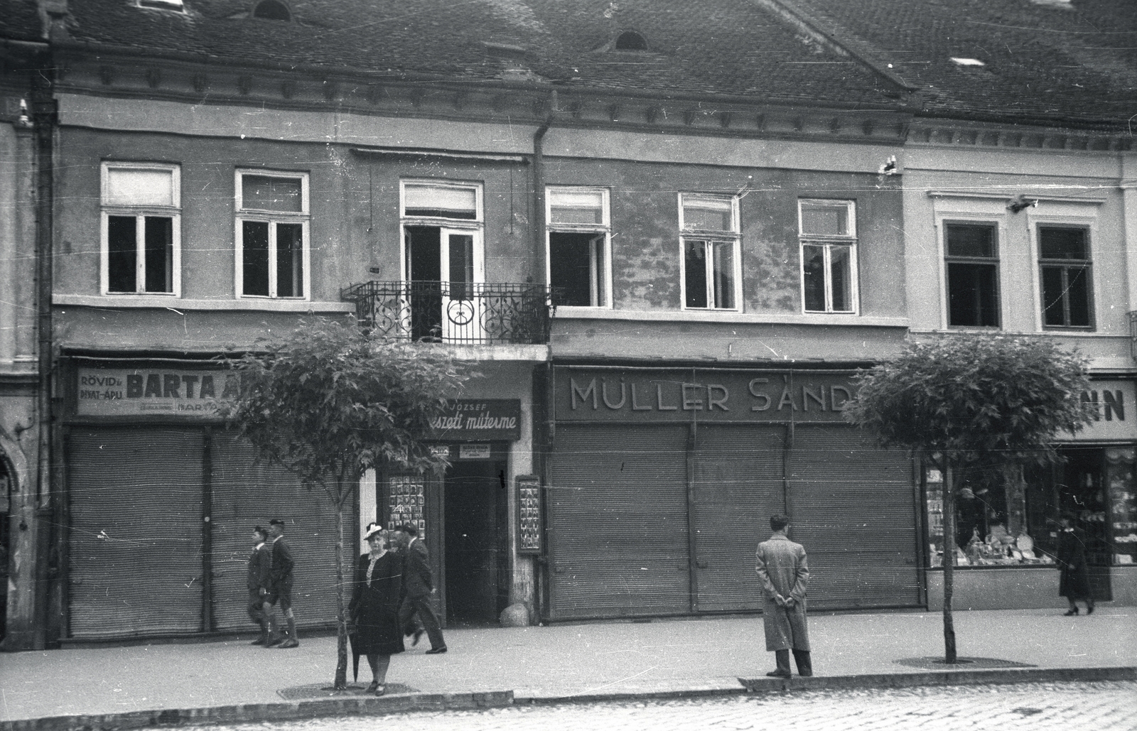 Slovakia, Košice, Fő utca (ulica Hlavná) 103., 1941, Lenkey Márton, street view, hands behind the back, Fortepan #124058