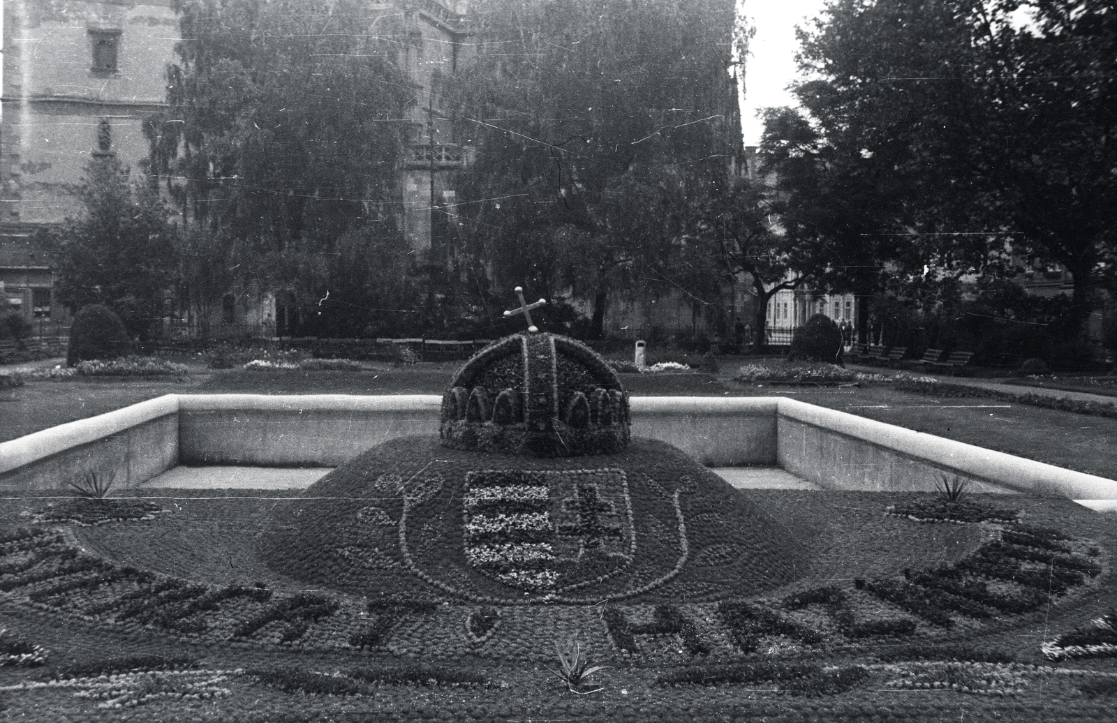 Slovakia, Košice, Fő tér (Hlavné namestie), háttérben a Szent Erzsébet-főszékesegyház (Dóm)., 1941, Lenkey Márton, church, Catholic Church, gothic, Cathedral, bell tower, national emblem, Fortepan #124059
