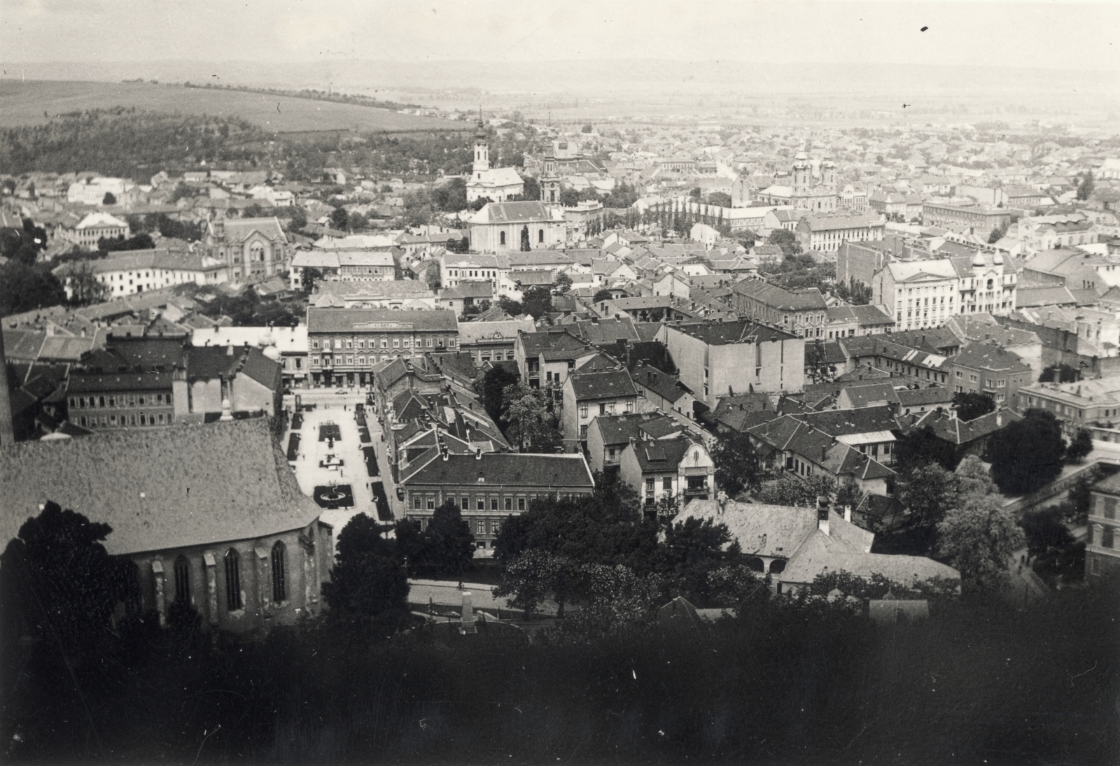Hungary, Miskolc, kilátás az Avasról. Balra az avasi református templom, alatta az Erzsébet tér, jobbra a két tornyú Minorita templom, mellette a Fráter György (Földes Ferenc) gimnázium jellegzetes épülete., 1937, Stuber Andrea, cityscape, Fortepan #124081