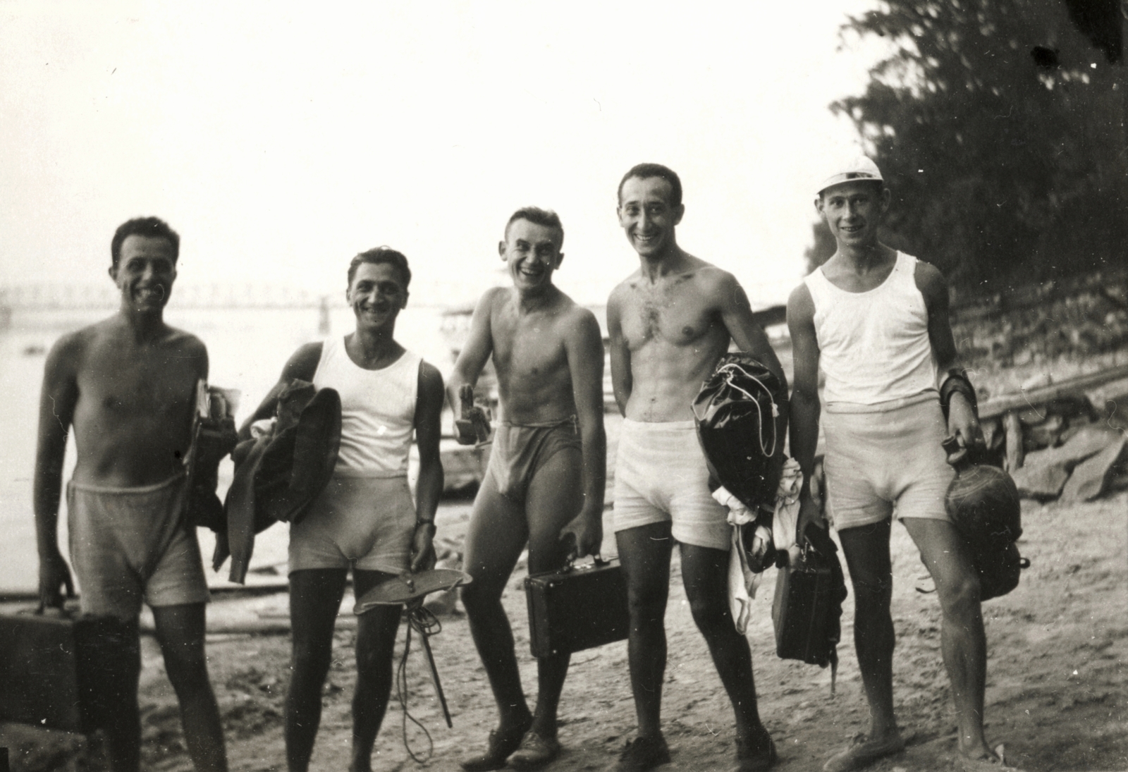 Hungary, Budapest III., Római part, háttérben az Újpesti vasúti híd., 1937, Stuber Andrea, shore, jar, Budapest, half-naked, suitcase, Fortepan #124087