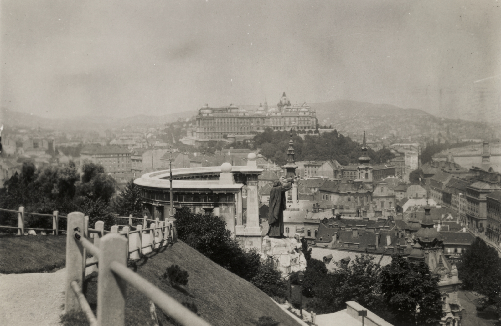 Magyarország, Gellérthegy, Budapest I., kilátás a Tabánra, előtérben a Szent Gellért szobor, háttérben a Királyi Palota (később Budavári Palota)., 1932, Stuber Andrea, városkép, Budapest, Szent Gellért-ábrázolás, Fortepan #124093