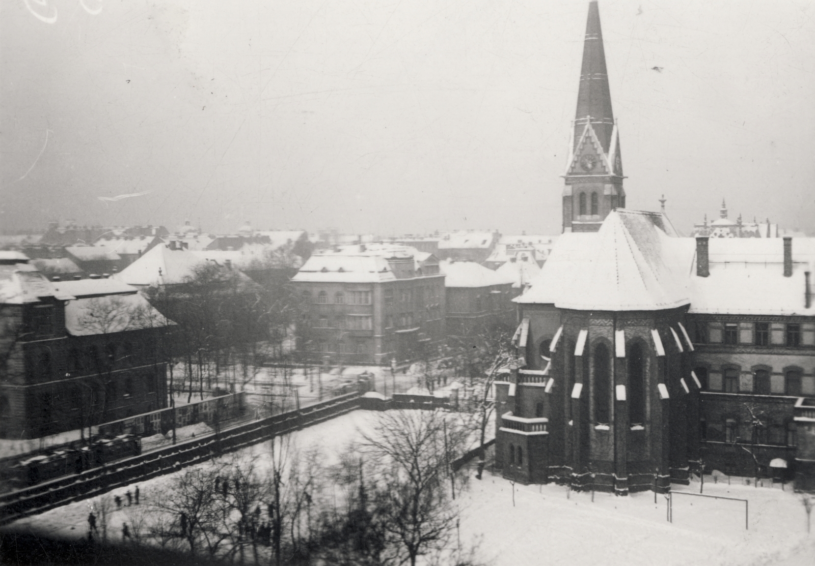 Hungary, Budapest VI.,Budapest VII., középen a Bajza utca - Városligeti fasor (Vilma királynő út) kereszteződés, jobbra a fasori evangélikus templom és a Budapest-Fasori Evangélikus Gimnázium. A felvétel a Damjanich utca 26/b-ből készült., 1938, Stuber Andrea, Budapest, Fortepan #124094