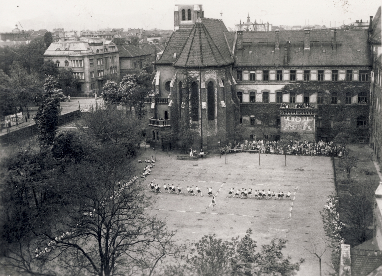 Hungary, Budapest VI.,Budapest VII., a fasori evangélikus templom és a Budapest-Fasori Evangélikus Gimnázium. Balra a Bajza utca - Városligeti fasor (Vilma királynő út) kereszteződés. A felvétel a Damjanich utca 26/b-ből készült., 1938, Stuber Andrea, genre painting, school yard, Budapest, tug-of-war, Fortepan #124095
