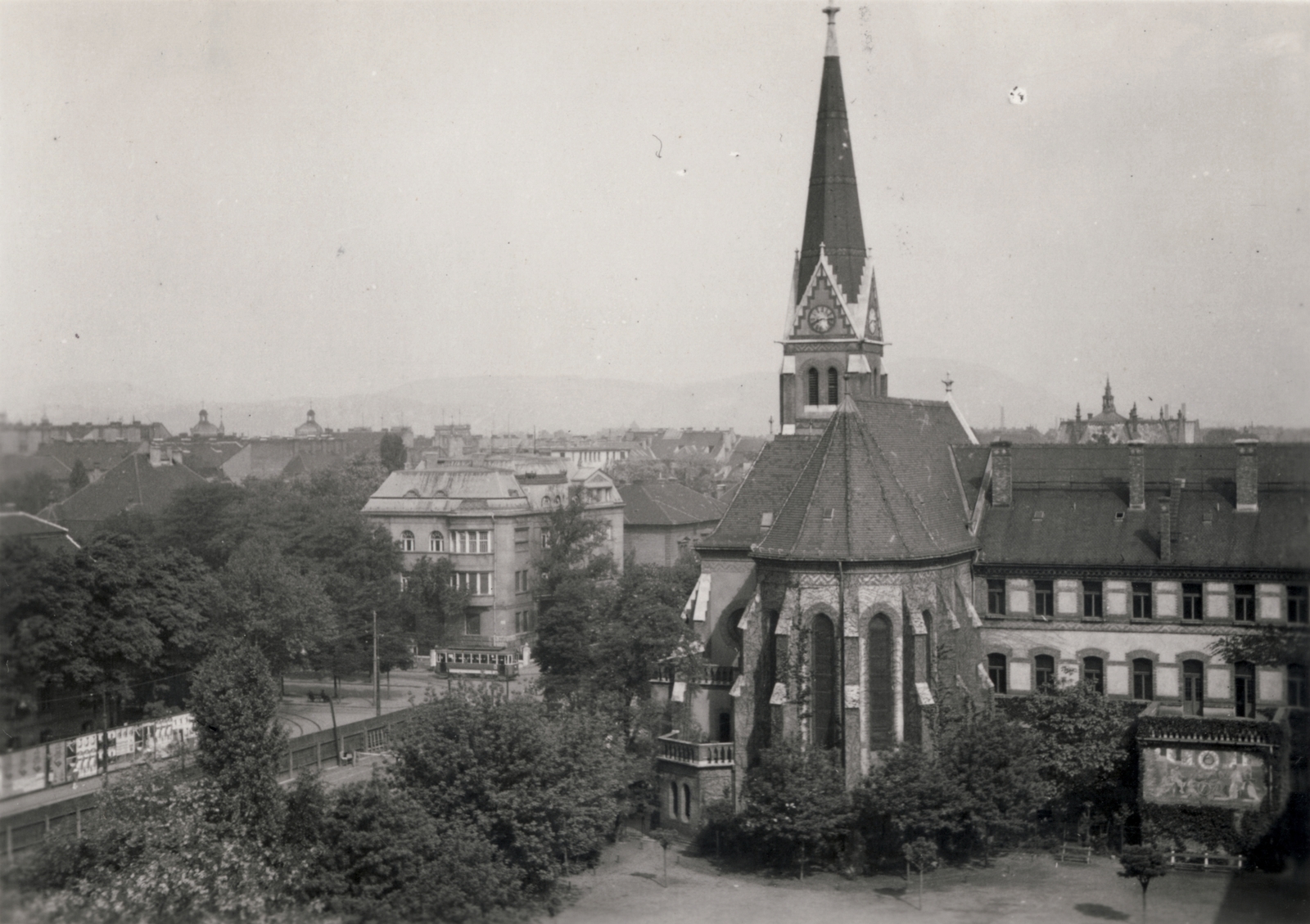 Hungary, Budapest VI.,Budapest VII., a fasori evangélikus templom és a Budapest-Fasori Evangélikus Gimnázium. Balra a Bajza utca - Városligeti fasor (Vilma királynő út) kereszteződés. A felvétel a Damjanich utca 26/b-ből készült., 1938, Stuber Andrea, street view, tram, Budapest, Fortepan #124096