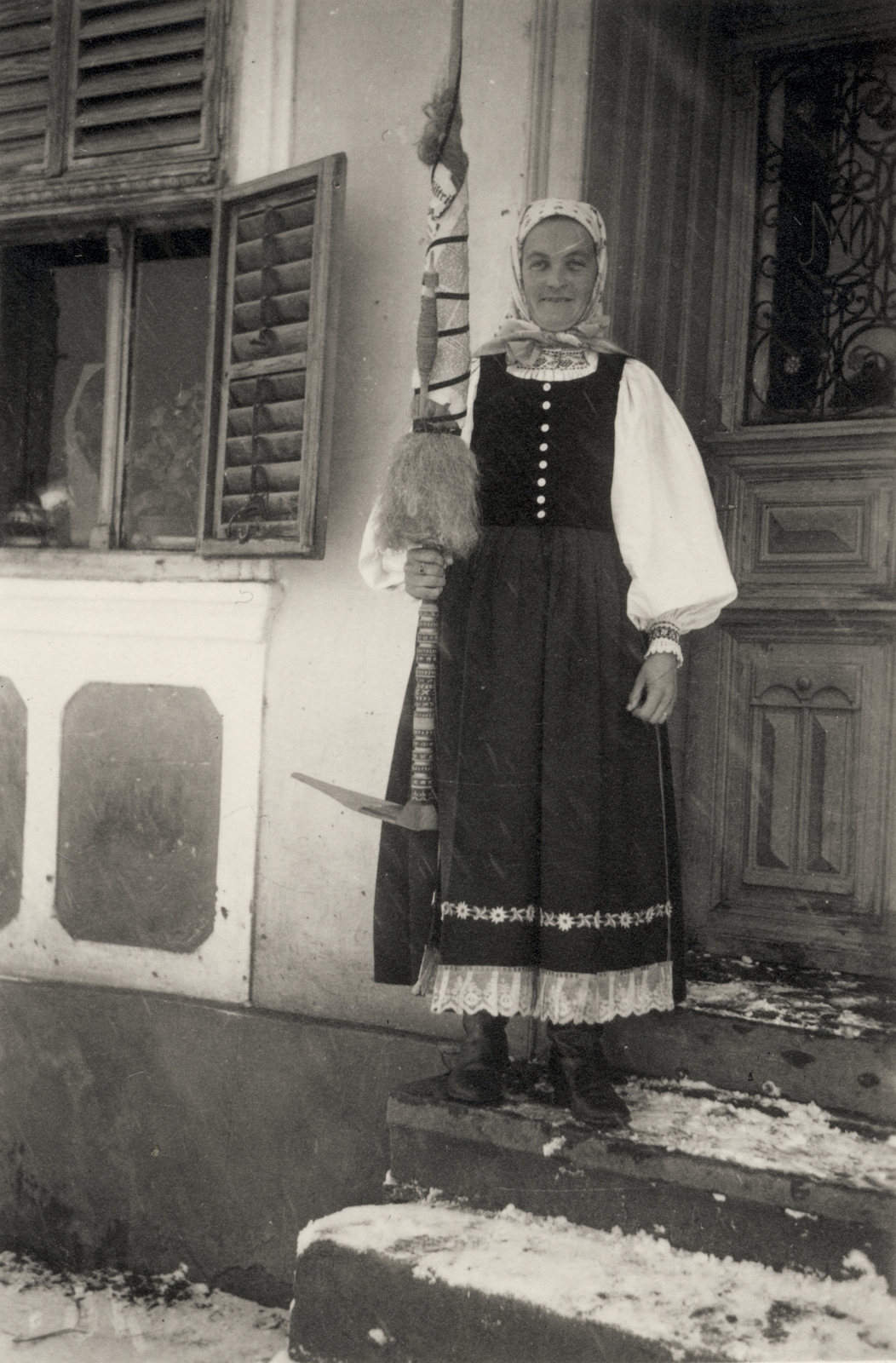 Romania,Transylvania, Livezile, 1941, Stuber Andrea, folk costume, weaving, distaff, Fortepan #124103