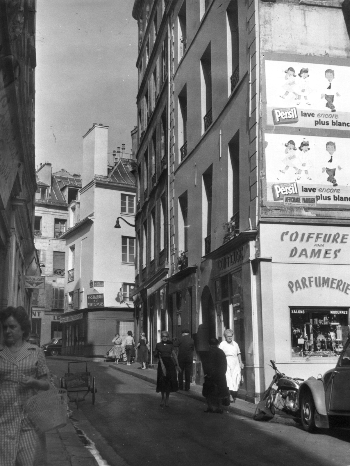 France, Paris, Rue de Bourbon le Château a Rue Cardinale felé nézve., 1959, Aradi Péter, Szenczi Mária, motorcycle, pedestrian, hairdresser, Fortepan #124121