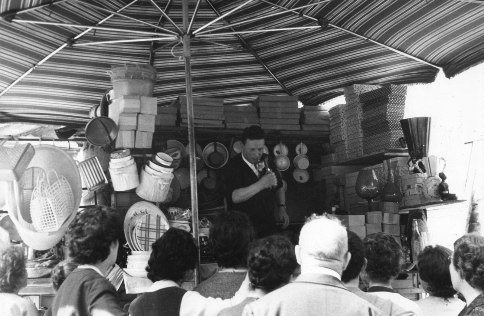 Italy, Rome, 1965, Aradi Péter, Szenczi Mária, fair, product showcase, Fortepan #124144