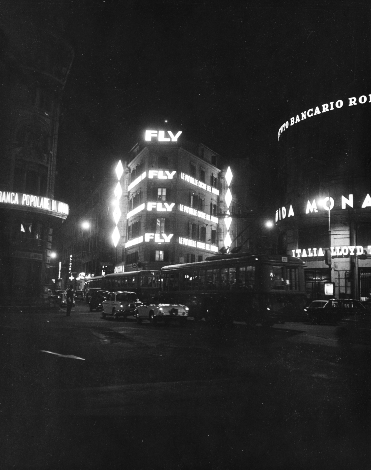 Italy, Rome, Largo del Tritone, szemben a Via dei Due Macelli és a Via Francesco Crisp. találkozása., 1965, Aradi Péter, Szenczi Mária, neon sign, Fortepan #124148