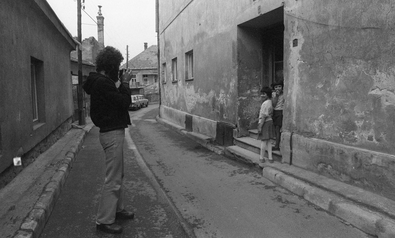 Hungary, Veszprém, gyermekek a Vas Gereben utca 2. kapujában., 1985, Urbán Tamás, photography, kid, Fortepan #124202