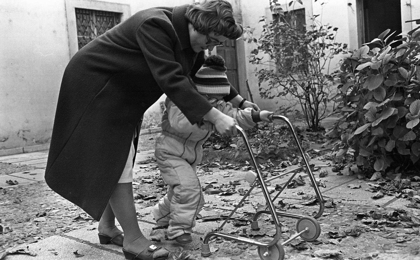 Hungary, Budapest I., Batthyány tér, Szent Anna-templom és plébánia udvara. Látássérült gyermekek Szt. Anna Otthonának godozottja., 1984, Urbán Tamás, Budapest, walker, Fortepan #124217