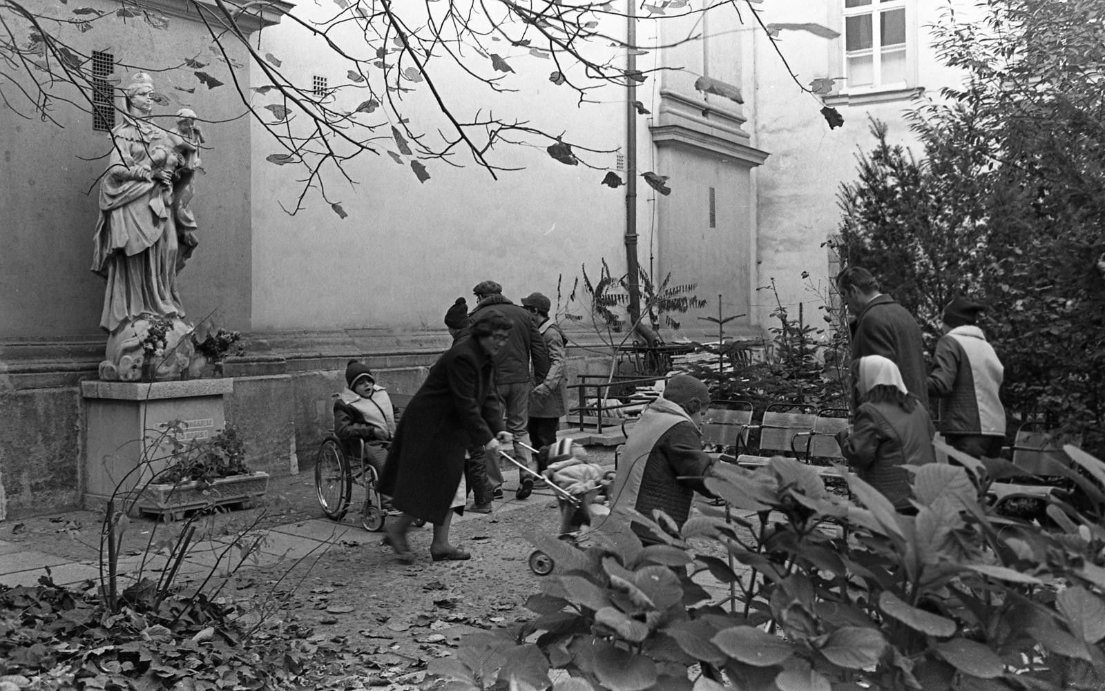 Hungary, Budapest I., Batthyány tér, Szent Anna-templom és plébánia udvara. Látássérült gyermekek Szt. Anna Otthonának gondozottai. Balra a Szűz Mária szobor a Mária téri kegyoszlop főalakjának másolata., 1984, Urbán Tamás, Budapest, Fortepan #124219