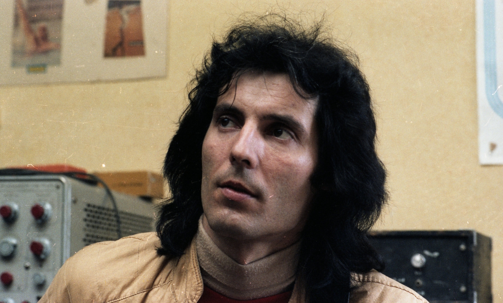 Magyarország, Szűcs Antal Gábor gitáros., 1981, Urbán Tamás, színes, ádámcsutka, hosszúhajú, hajápolás, Fortepan #124225