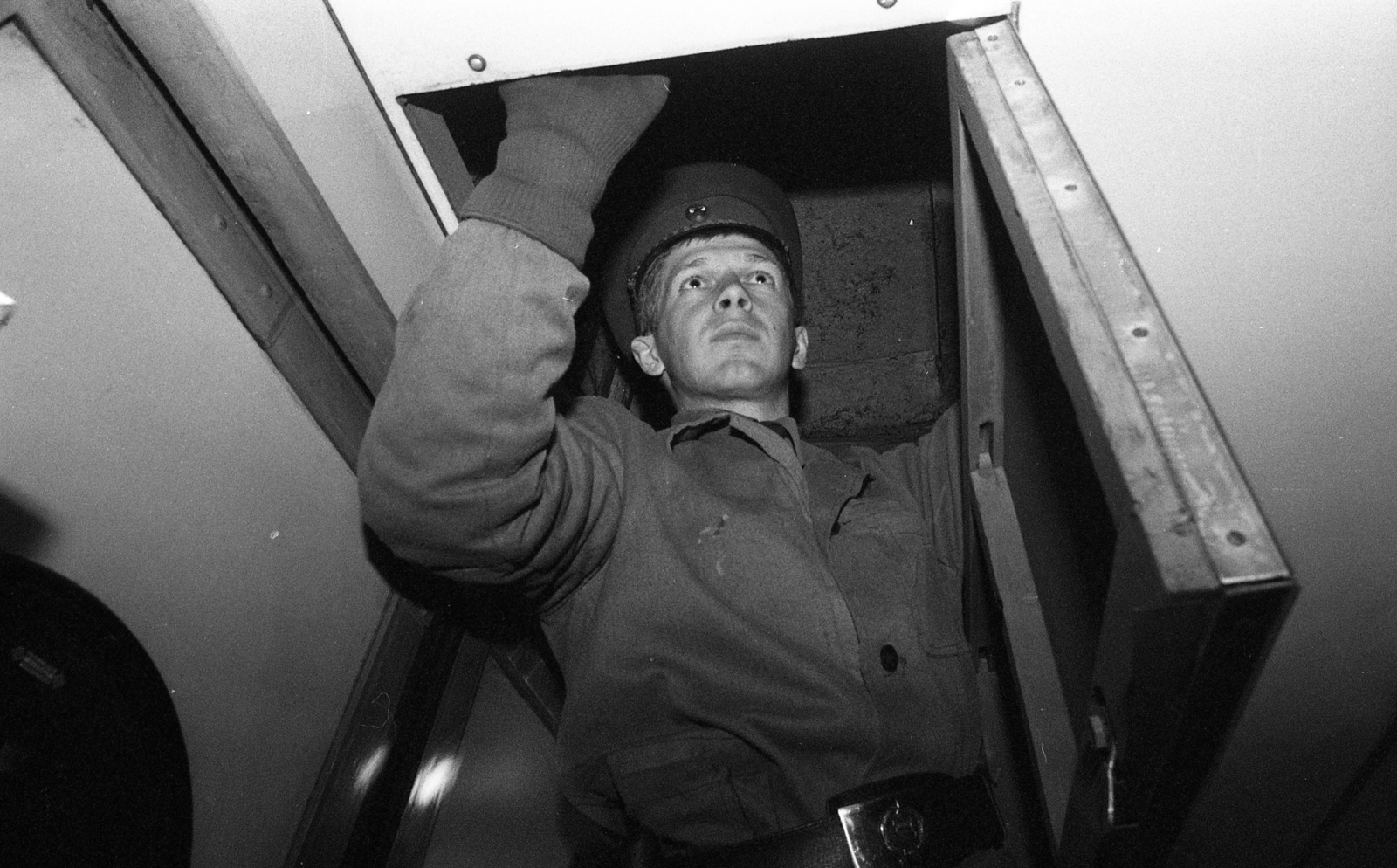 Hungary, Somoskőújfalu, vasútállomás, vasúti határátkelő, ellenőrzés a Polonia expresszen., 1981, Urbán Tamás, customs inspection, Fortepan #124238