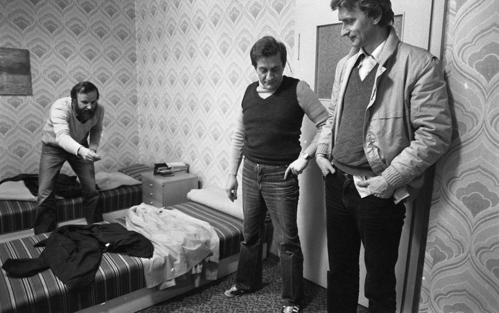 Németország, Andrassew Iván, Dési Péter és Horváth László újságírók egy szállodai szobában., 1982, Urbán Tamás, terpesz, zsebredugott kéz, játék, Fortepan #124254