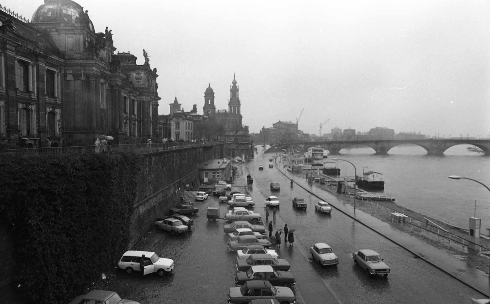 Germany, Dresden, a Terrassenufer a Képzőművészeti Főiskola előtt, szemben a Residenzschloss és a Hofkirche, jobbra az Augustusbrücke., 1982, Urbán Tamás, GDR, Fortepan #124259