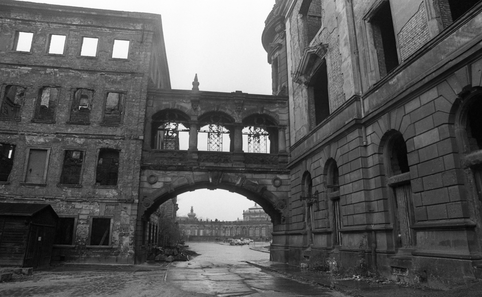 Germany, Dresden, Taschenberg a Schlossstrasse felöl a Sophienstrasse felé nézve. Balra a romos Taschenberg-palota, jobbra a romos Drezdai Kastély (Residenzschloss), háttérben a Zwinger., 1982, Urbán Tamás, GDR, Fortepan #124261