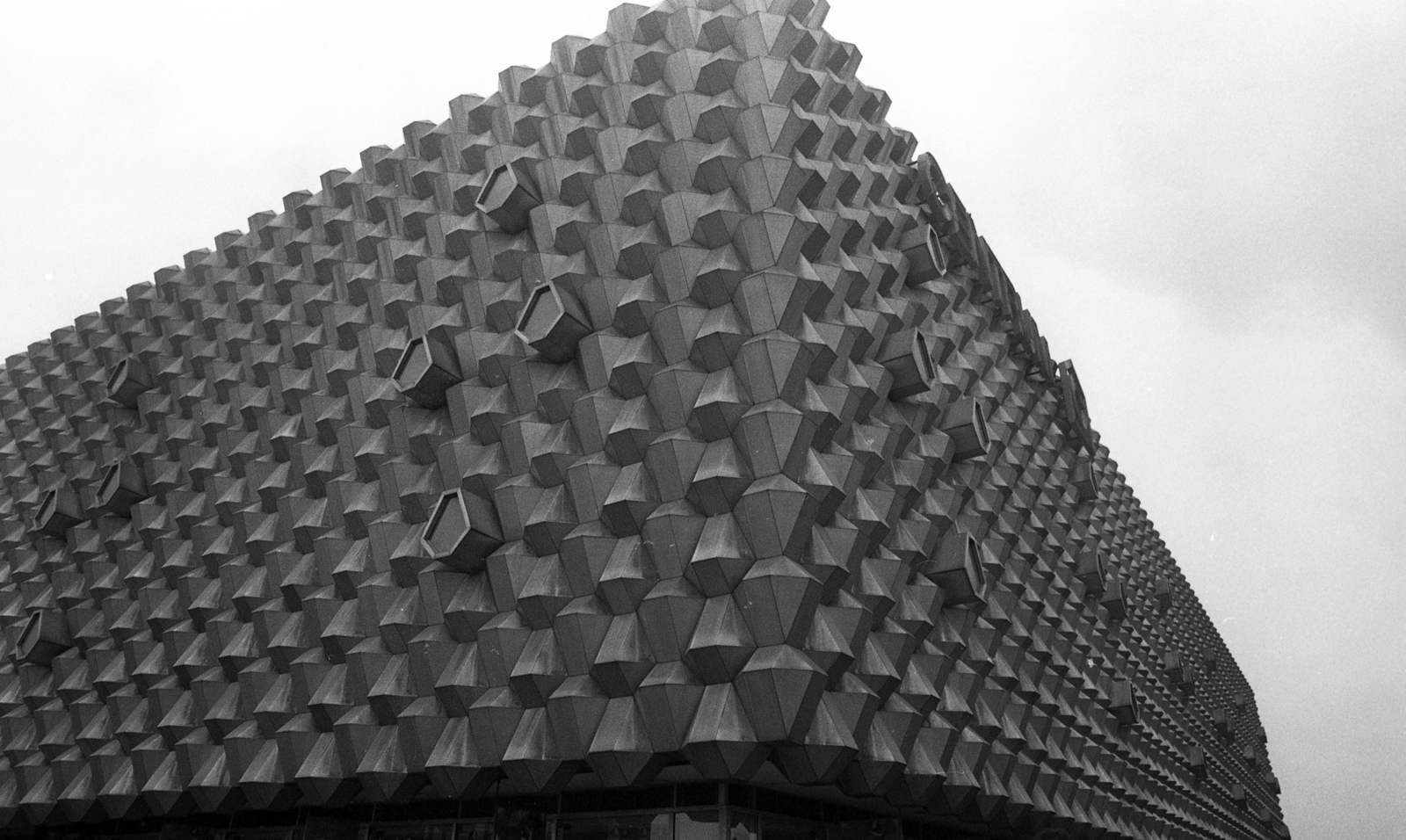 Németország, Drezda, Prager Strasse, a CENTRUM áruház hátsó frontja., 1982, Urbán Tamás, NDK, modern építészet, Fortepan #124262