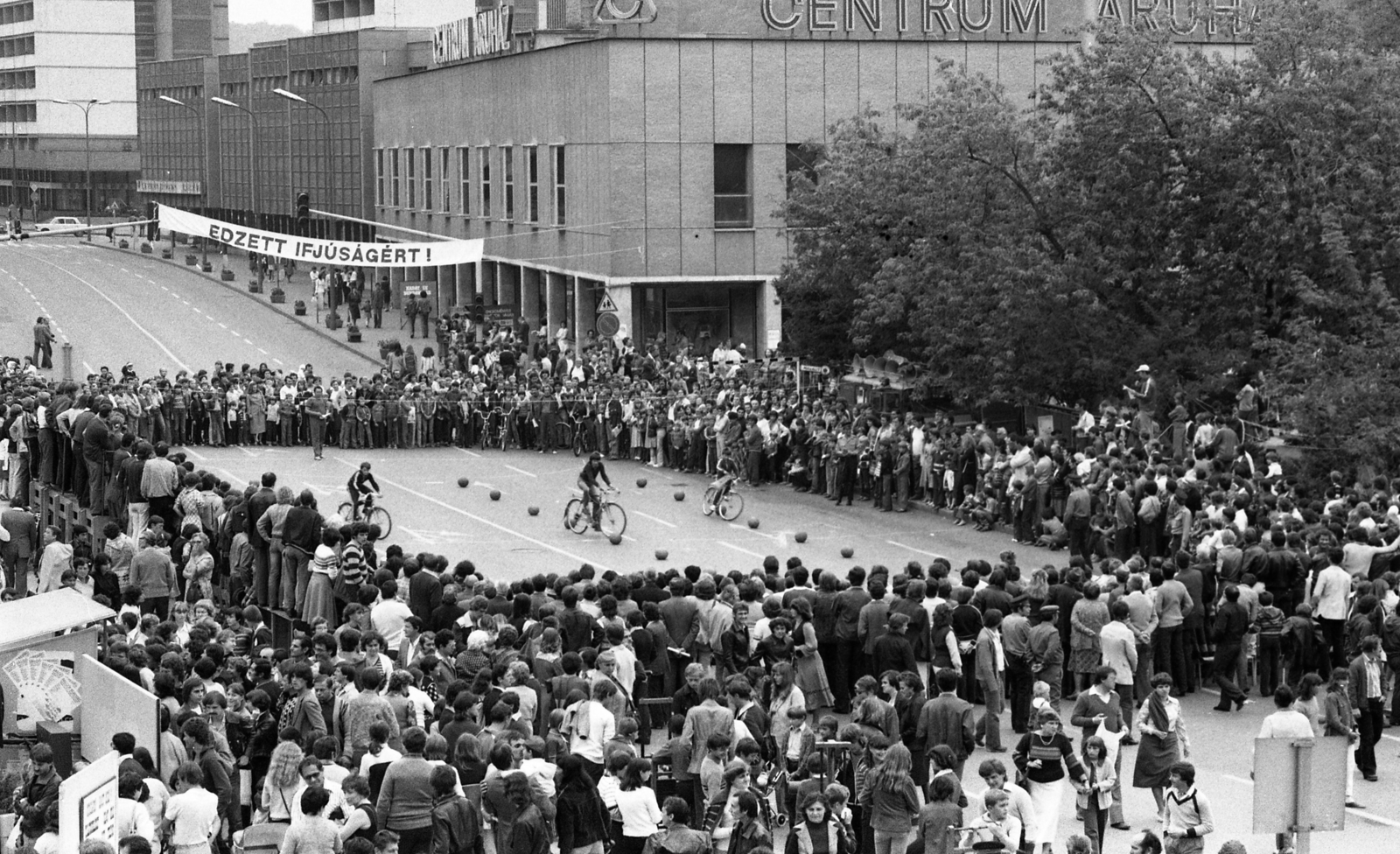 Magyarország, Salgótarján, Rákóczi út a Karancs szállóból nézve, szemben a Centrum Áruház. A Petőfi Rádió Ötödik sebesség című műsorának adása., 1980, Urbán Tamás, Fortepan #124278