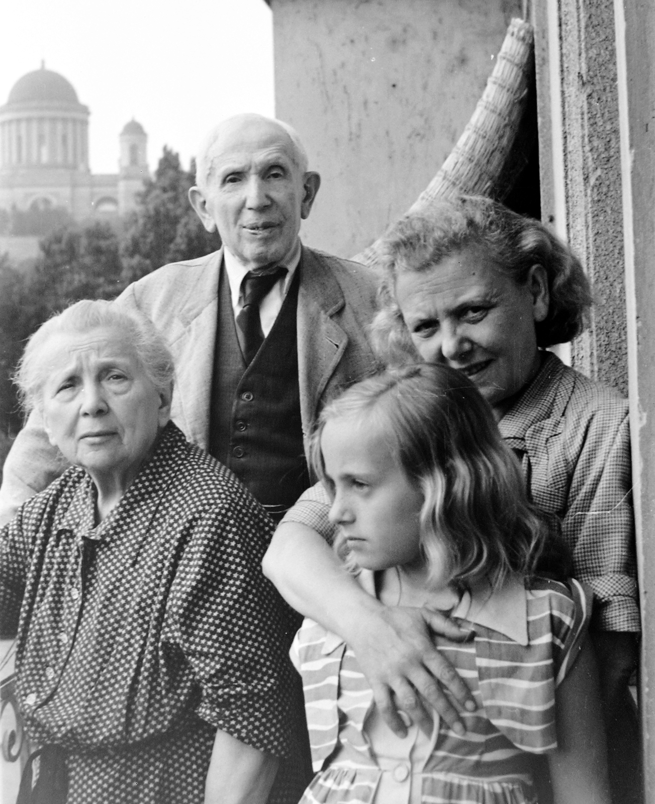 Hungary, Esztergom, háttérben a Bazilika., 1953, Szent-tamási Mihály, family, tableau, old person, Fortepan #12428