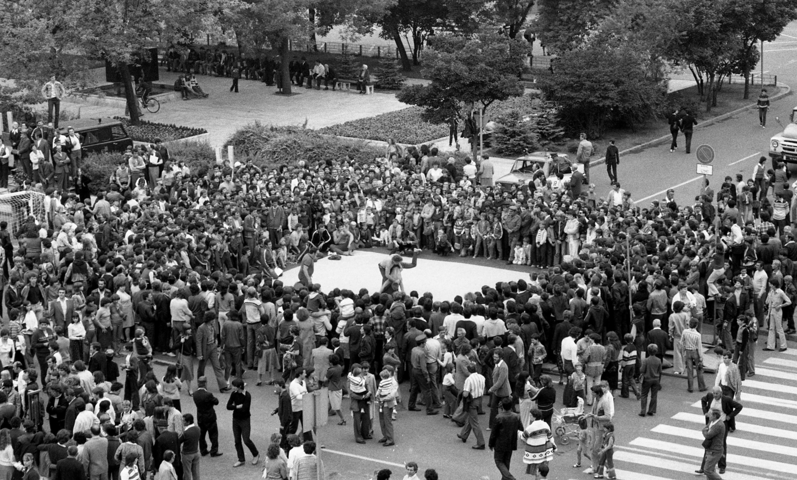 Hungary, Salgótarján, Fő tér. A Petőfi Rádió Ötödik sebesség című műsorának adása a városból., 1980, Urbán Tamás, Fortepan #124283