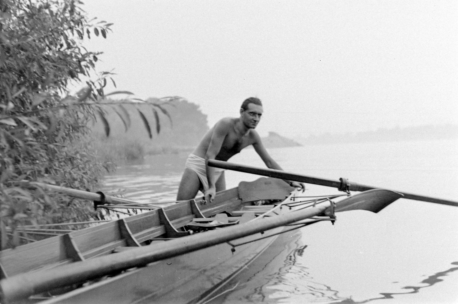 Hungary, Budapest IV., kielboat (kétpárevezős túrahajó) a Dunán, háttérben szemben a Palotai-sziget csúcsa, jobbra a Római part sziluettje látszik., 1953, Szent-tamási Mihály, boating, boat, Budapest, Fortepan #12429