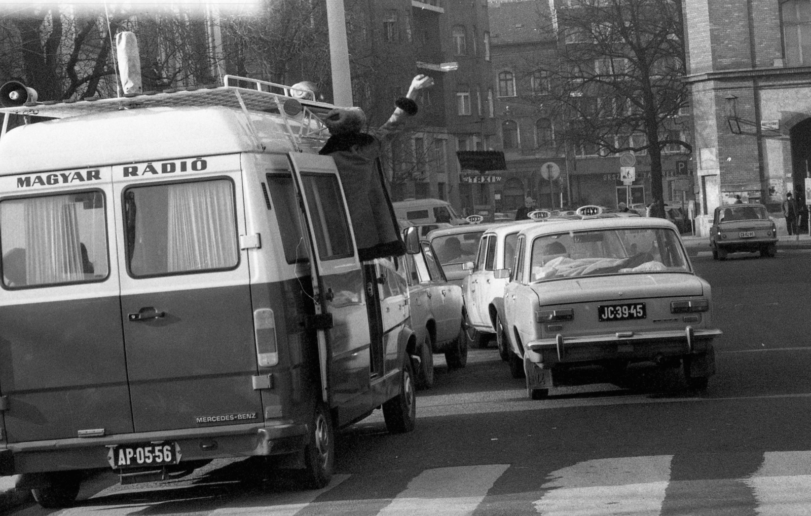 Magyarország, Budapest I., Batthyány tér, szemben a Markovits Iván utca., 1980, Urbán Tamás, forgalom, taxi, Mercedes-márka, Lada-márka, mikrobusz, automobil, rendszám, Budapest, Magyar Rádió, Fortepan #124302