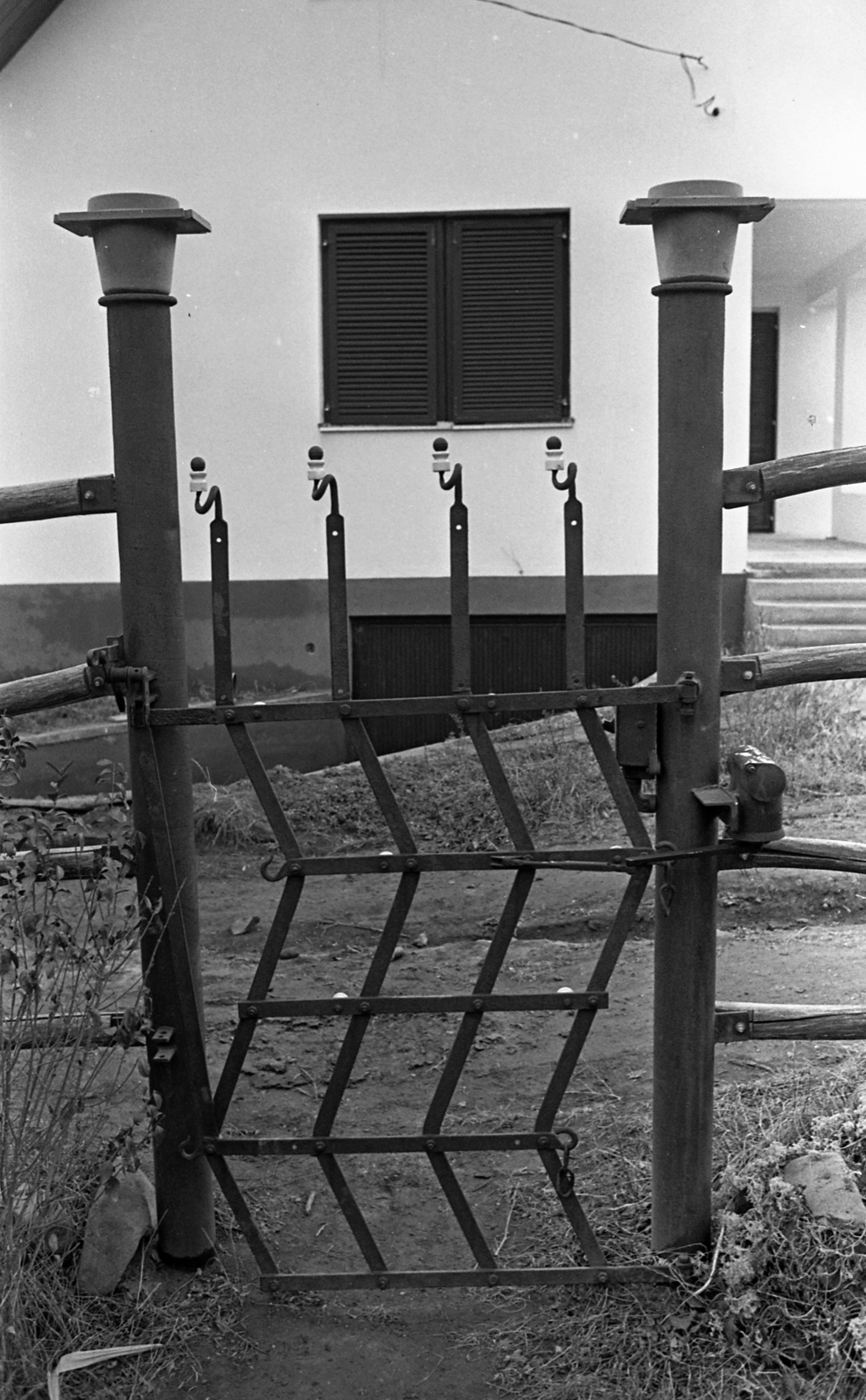 Hungary, Szentendre, Lois Viktor autodidakta szobrász alkotása., 1980, Urbán Tamás, garden-gate, Fortepan #124332