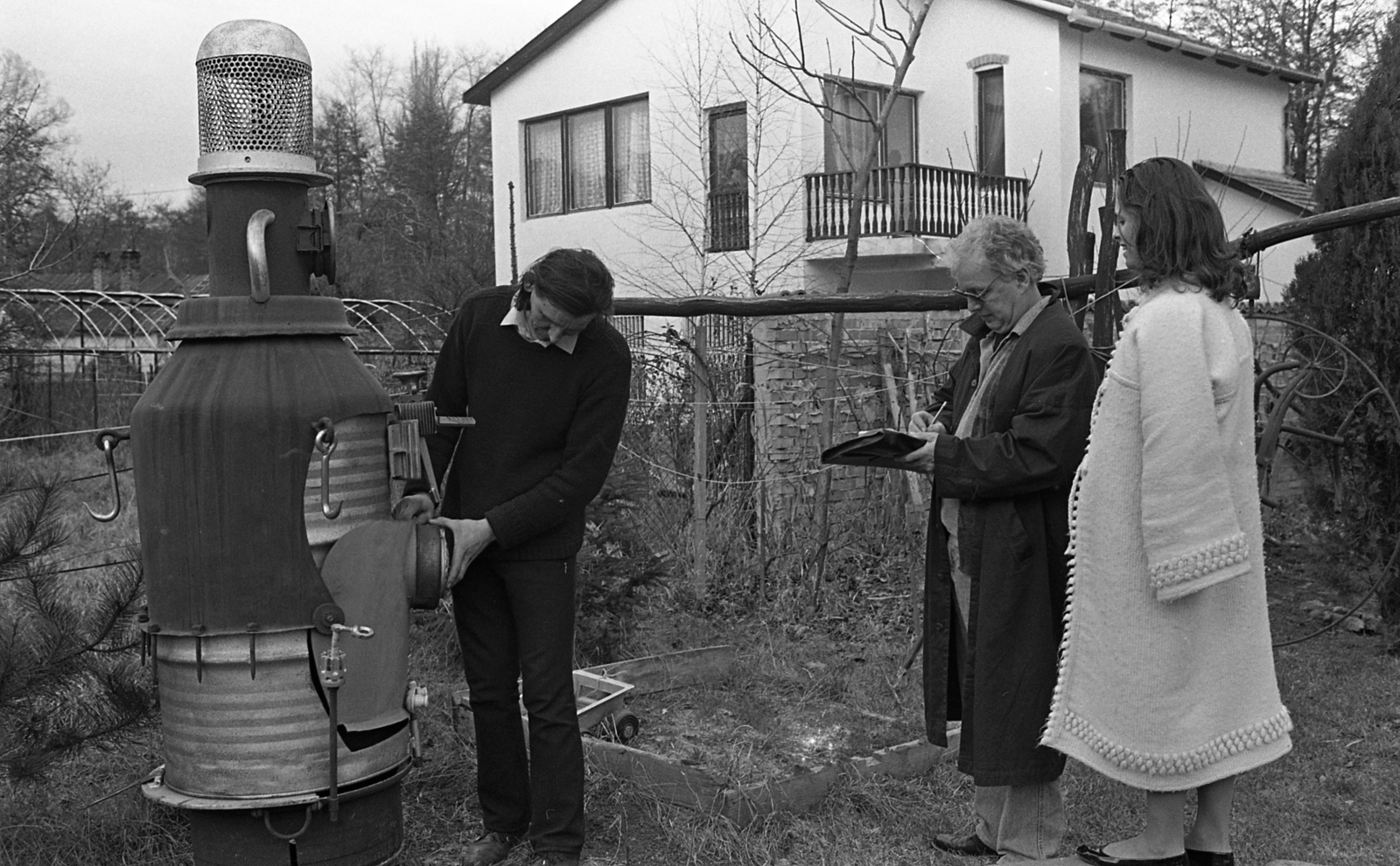 Hungary, Szentendre, balra Lois Viktor autodidakta szobrász és mobilszobra., 1980, Urbán Tamás, Fortepan #124336
