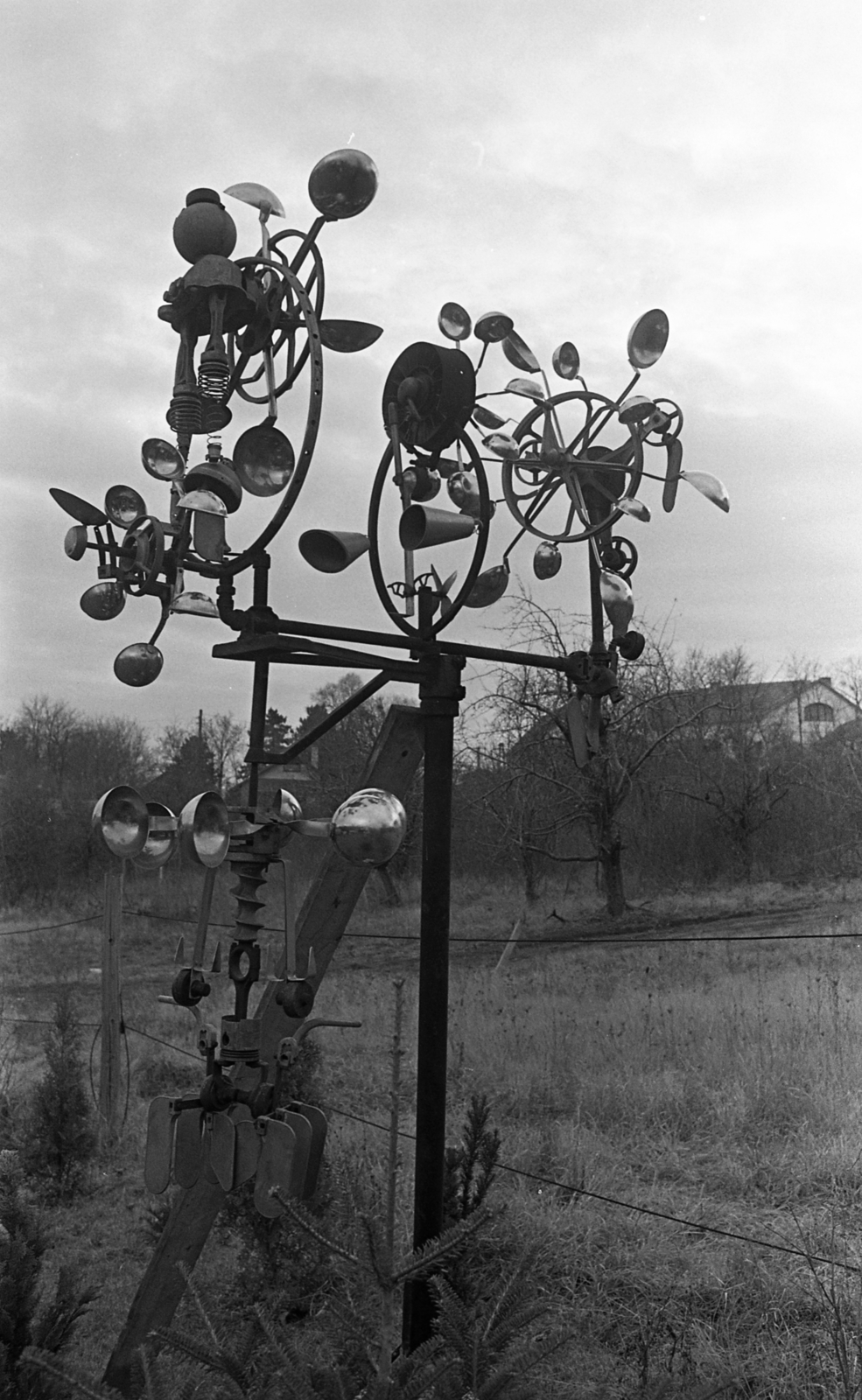 Hungary, Szentendre, Lois Viktor autodidakta szobrász mobilszobra., 1980, Urbán Tamás, Fortepan #124337