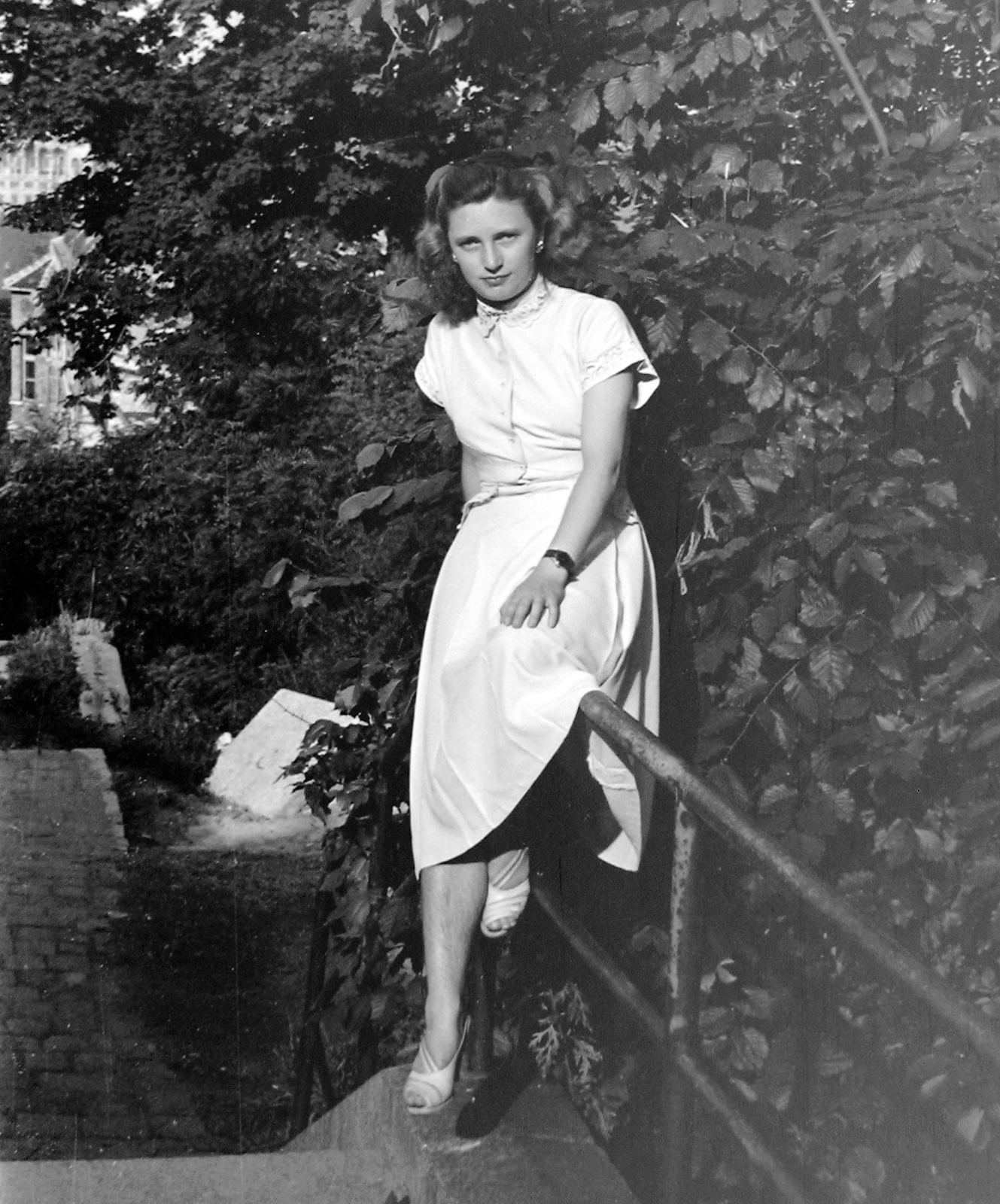 Hungary, Budapest I., Ilona lépcső a Hunfalvy utcánál., 1955, Szent-tamási Mihály, Budapest, sitting on a handrail, Fortepan #12434