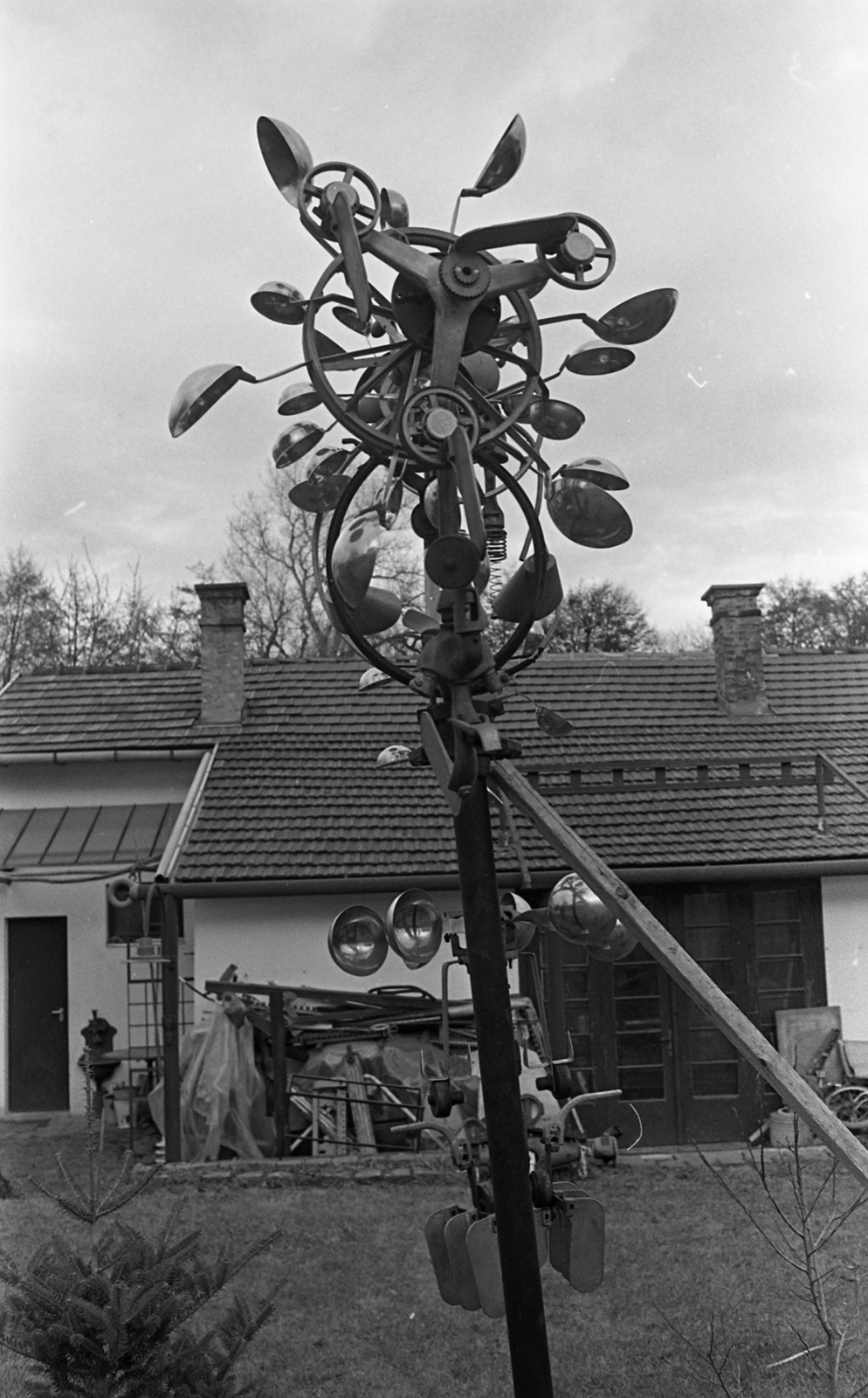 Hungary, Szentendre, Lois Viktor autodidakta szobrász mobilszobra., 1980, Urbán Tamás, Fortepan #124344