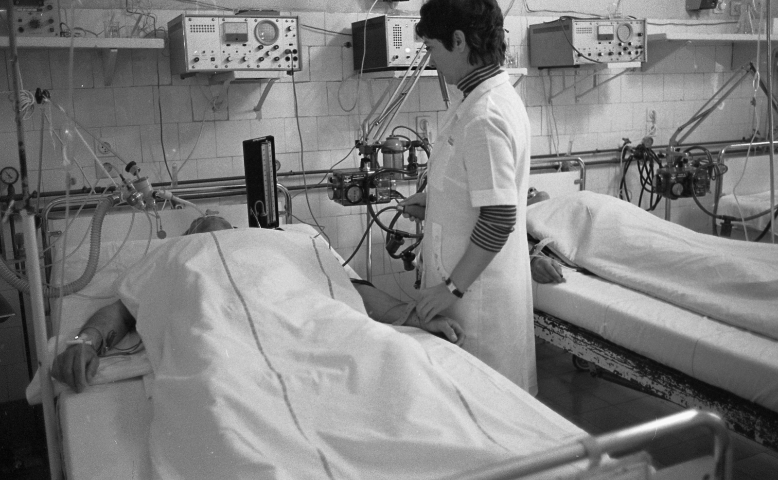 1983, Urbán Tamás, medical institution, wrist watch, blood pressure monitor, medical instrument, intensive care, Fortepan #124358
