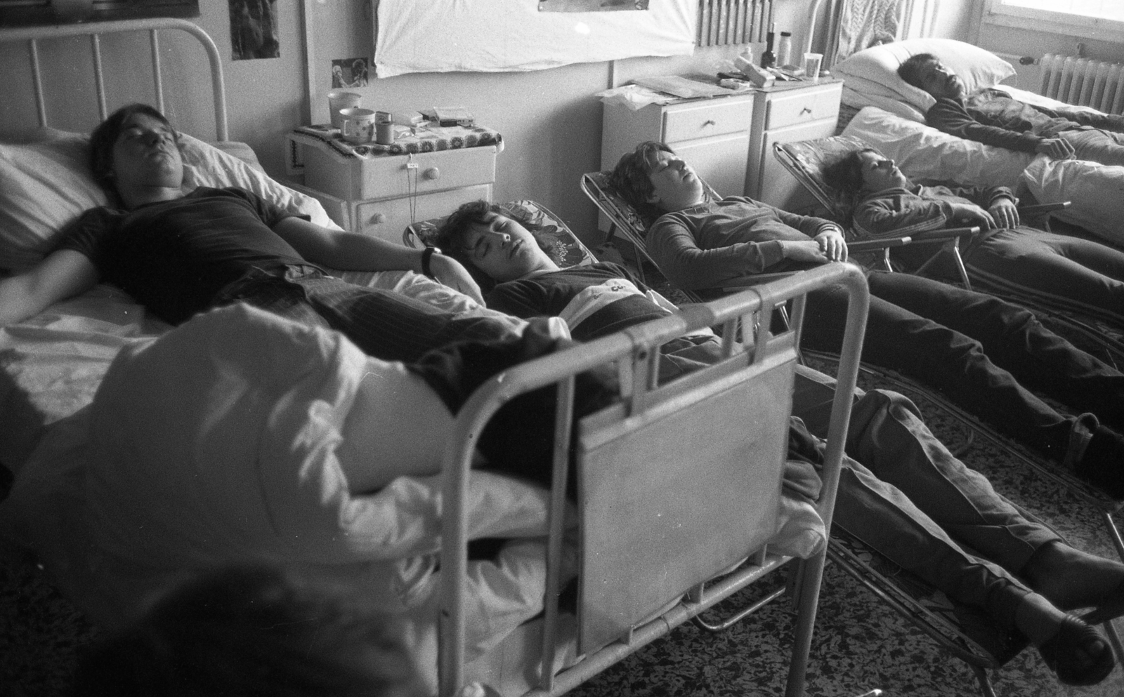 Hungary, Budapest XIII., Róbert Károly körút 82-84., Róbert Károly Körúti Kórház, Narkológia és Alkoholelvonó Osztály, a rehabilitációs munkacsoport faháza, kórterem., 1983, Urbán Tamás, medical institution, camping furniture, iron bed, badside table, Budapest, Fortepan #124376