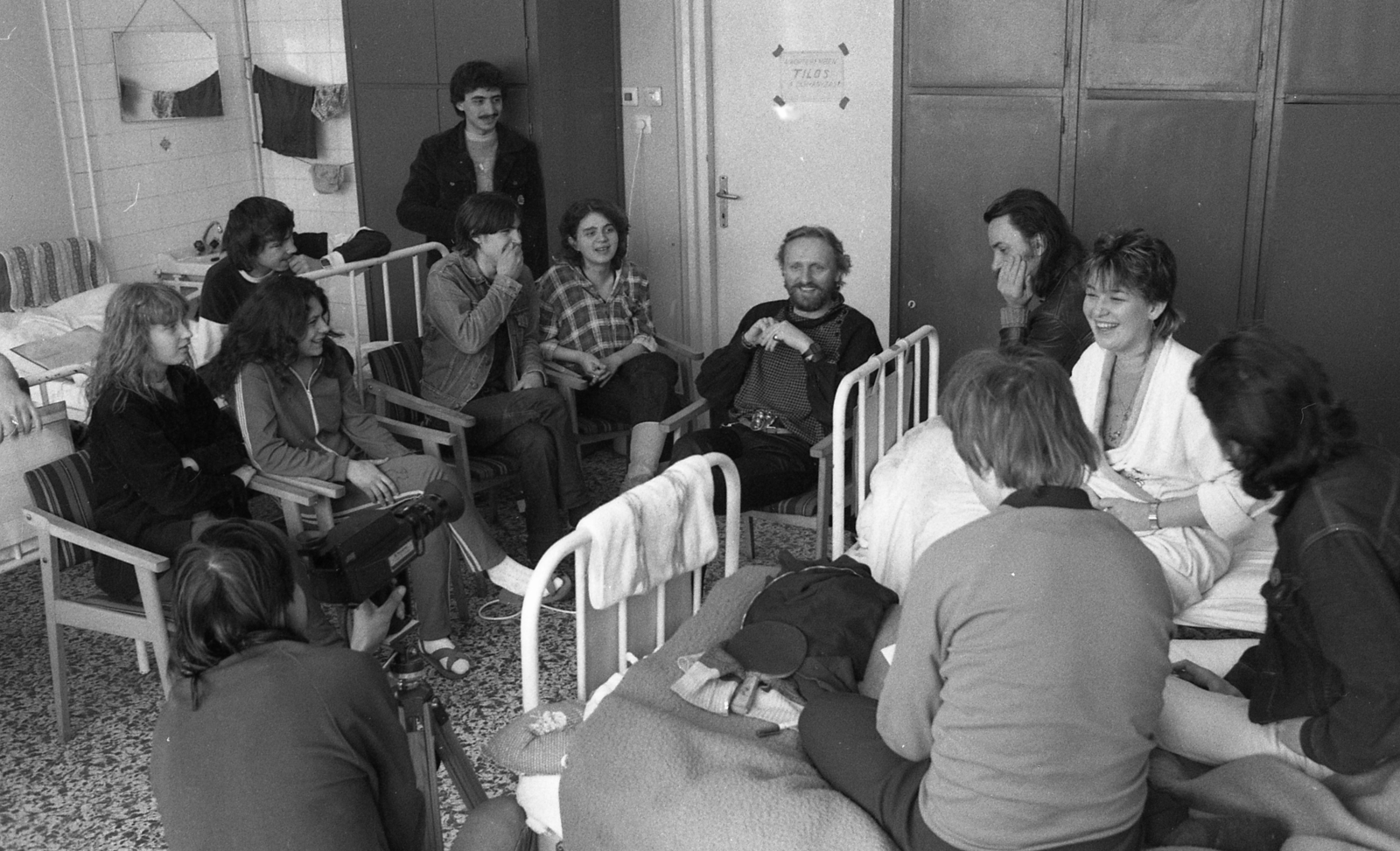 Hungary, Budapest XIII., Róbert Károly körút 82-84., Róbert Károly Körúti Kórház, Narkológia és Alkoholelvonó Osztály, a rehabilitációs munkacsoport faháza, kórterem. Szemben Szemben Benkő László az Omega és Schuster Lóránt a P. Mobil együttes tagja, segítőként egy terápiás beszélgetésen., 1983, Urbán Tamás, medical institution, chair, iron bed, video recorder, Budapest, therapy, Fortepan #124381