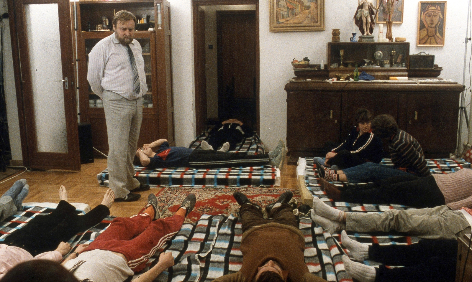 Hungary, Pilisszentkereszt, Fő utca 6., római katolikus plébánia, drogosok rehabilitációja. Balra áll dr. Daubner Béla pszichiáter, hipnoterapeuta, a Magyar Pszichiátriai Társaság egyik alapítója., 1987, Urbán Tamás, colorful, Fortepan #124397