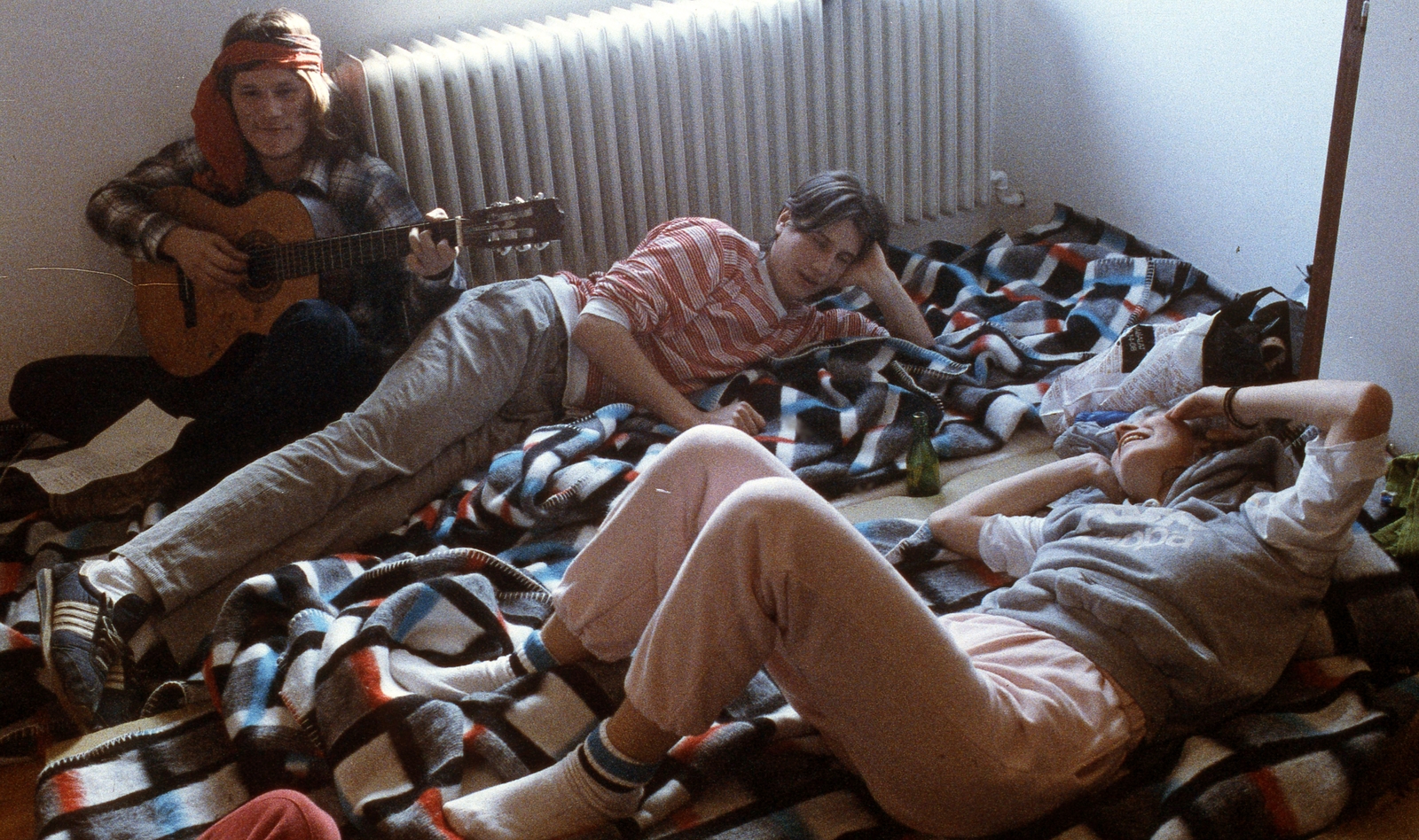 Magyarország, Pilisszentkereszt, Fő utca 6., római katolikus plébánia, rehabilitáción résztvevő drogosok., 1987, Urbán Tamás, színes, gitár, fekhely, fűtőtest, Fortepan #124400