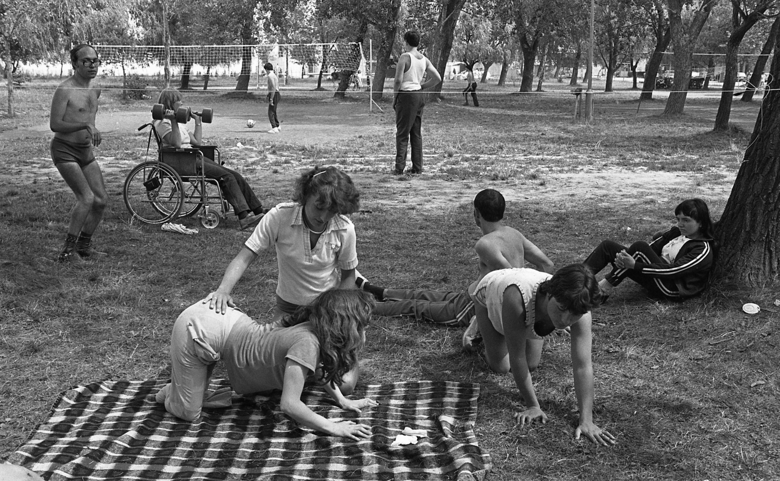 Magyarország, Balatonszemes, Express tábor, mozgássérültek üdültetése, fehér pólóban az egyik szervező Horváth Julianna gyógytornász., 1984, Urbán Tamás, kerekesszék, Fortepan #124417