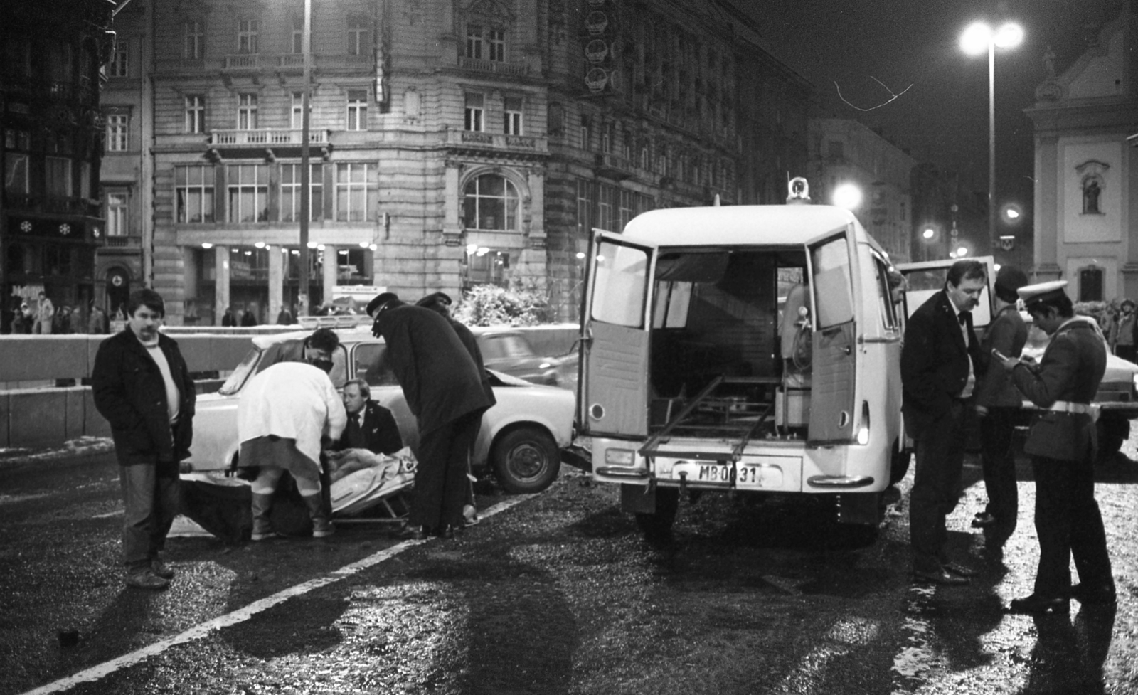 Hungary, Budapest V., Ferenciek tere (Felszabadulás tér), balra a Petőfi Sándor utca., 1985, Urbán Tamás, Nysa-brand, ambulance, Budapest, National Ambulance Service, accident, Fortepan #124475